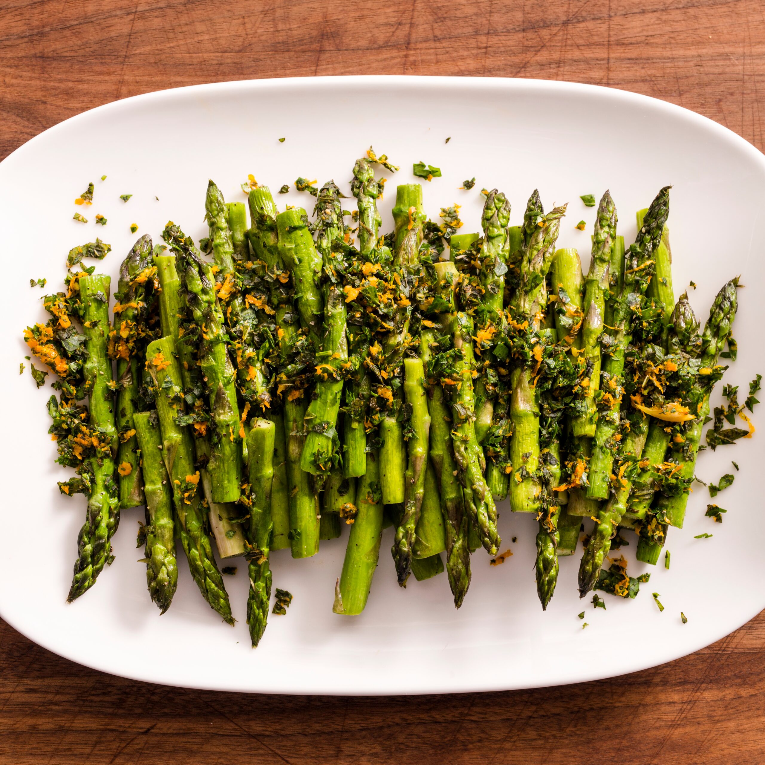 Asperges grillées et dorées, cuites dans l'airfryer, servies sur une assiette.