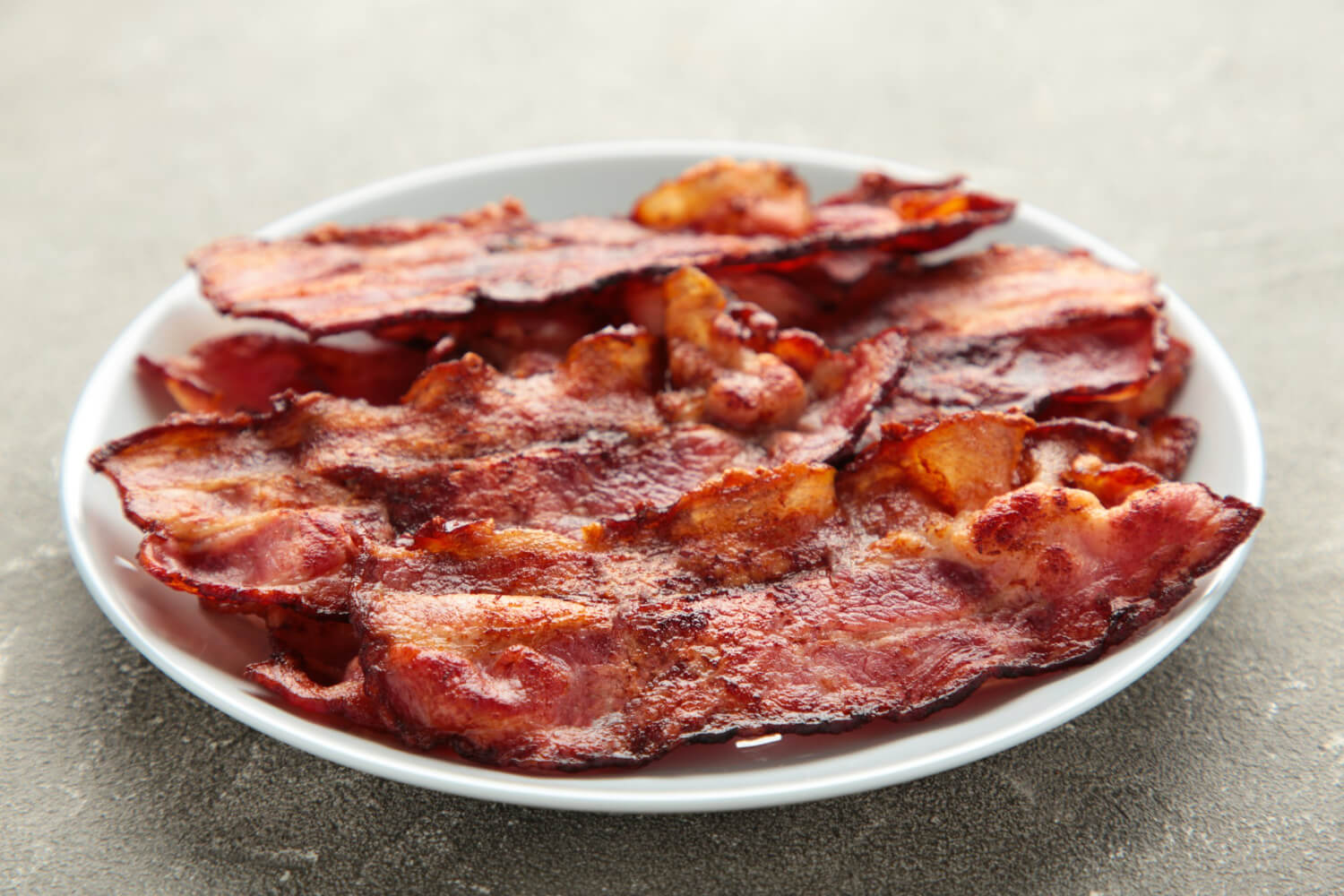 Tranches de bacon croustillantes sorties de l’airfryer.