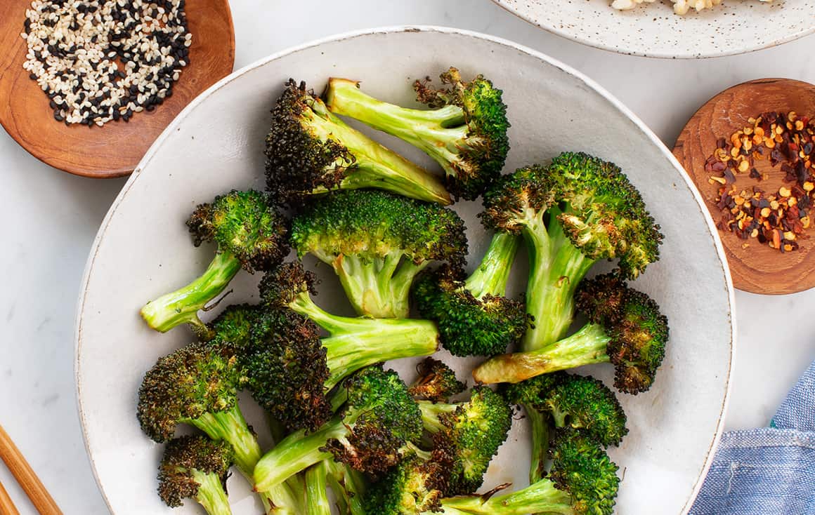 Brocoli croustillant cuit dans l'airfryer, servi dans un bol.