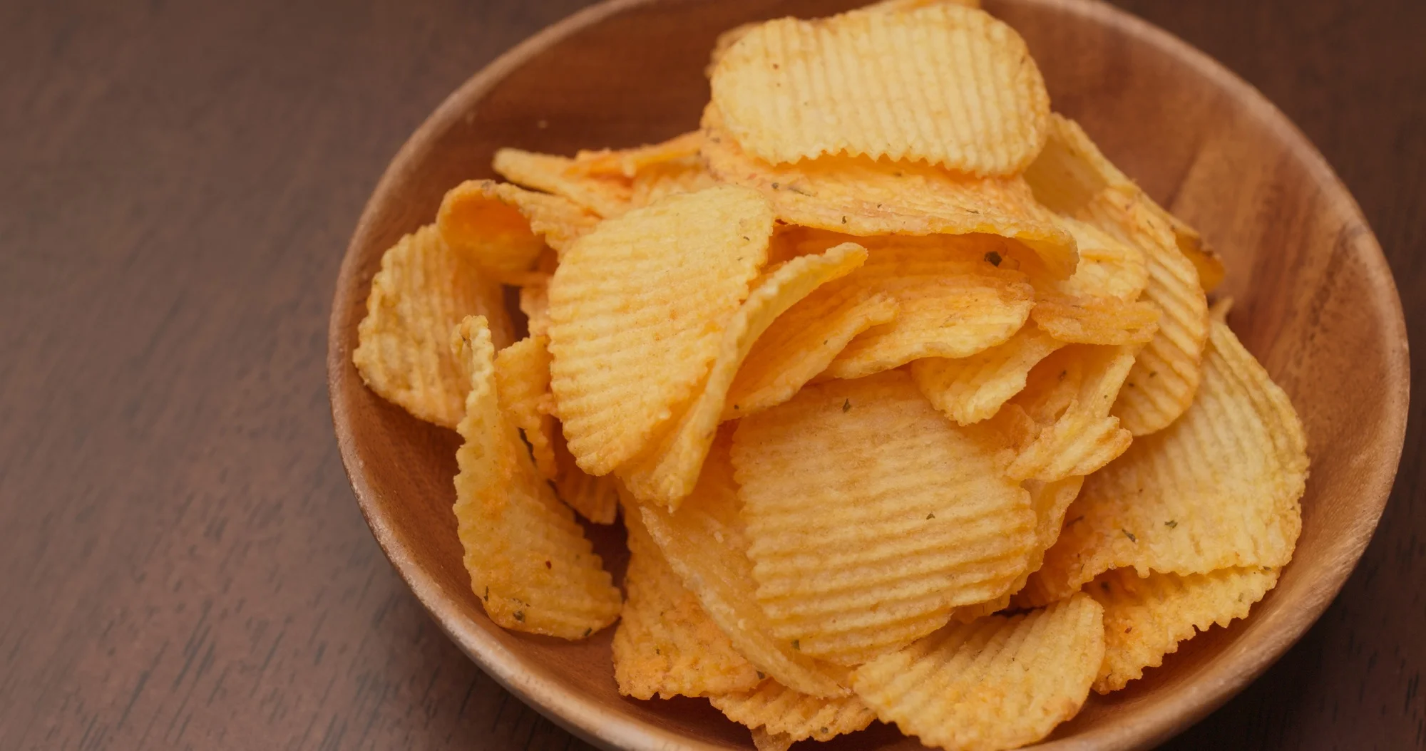 Chips de pommes de terre croustillantes préparées dans l'airfryer.