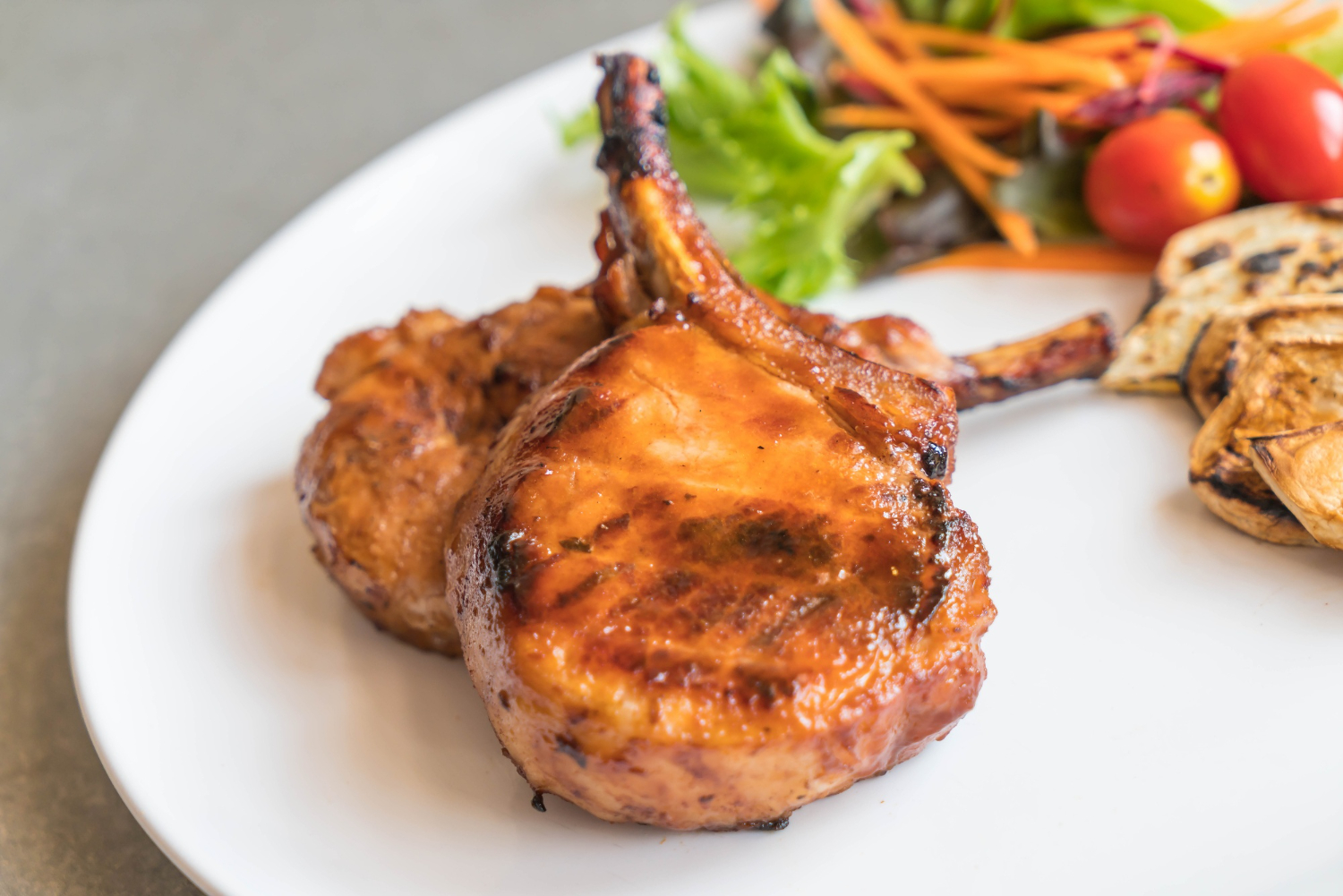 Côtelettes dorées et juteuses cuites dans l’airfryer.