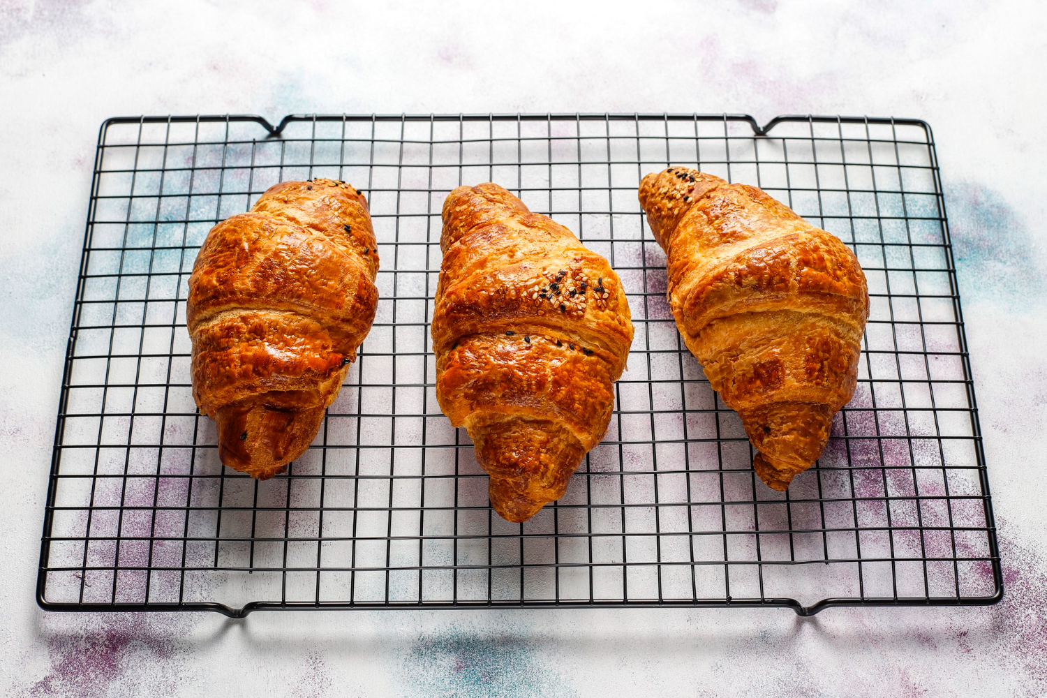 Croissants dorés dans l'airfryer prêts à être dégustés.
