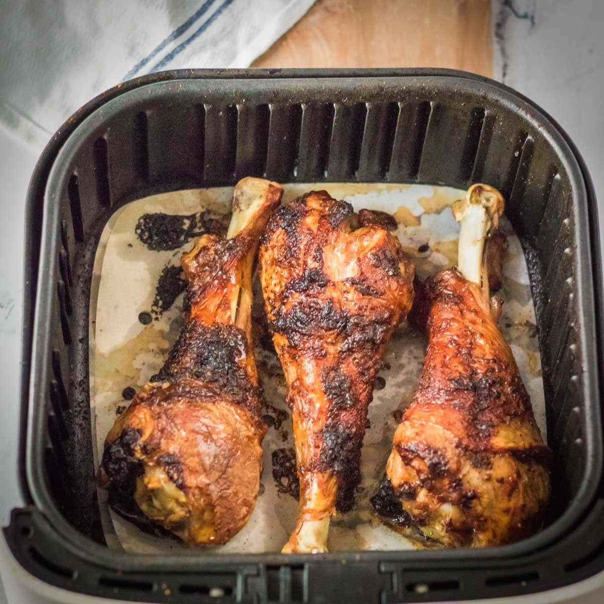 Filets de dinde dorés cuits dans l'airfryer, servis avec des légumes rôtis.