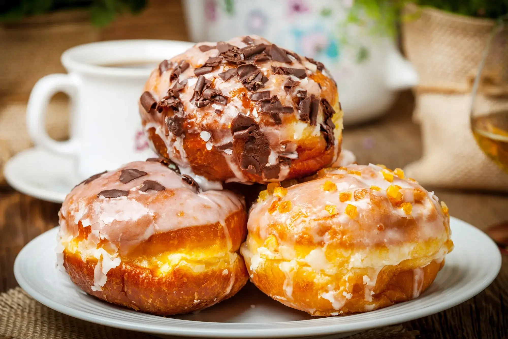Donuts maison cuits dans l'airfryer, décorés avec du glaçage.
