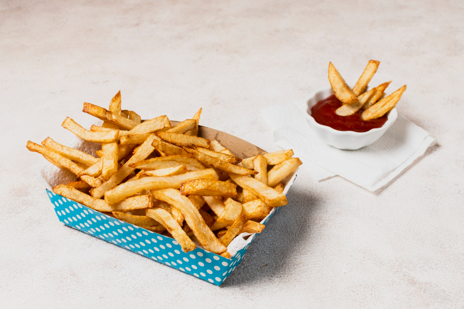Frites dorées et croustillantes préparées dans l'airfryer, servies dans un bol.