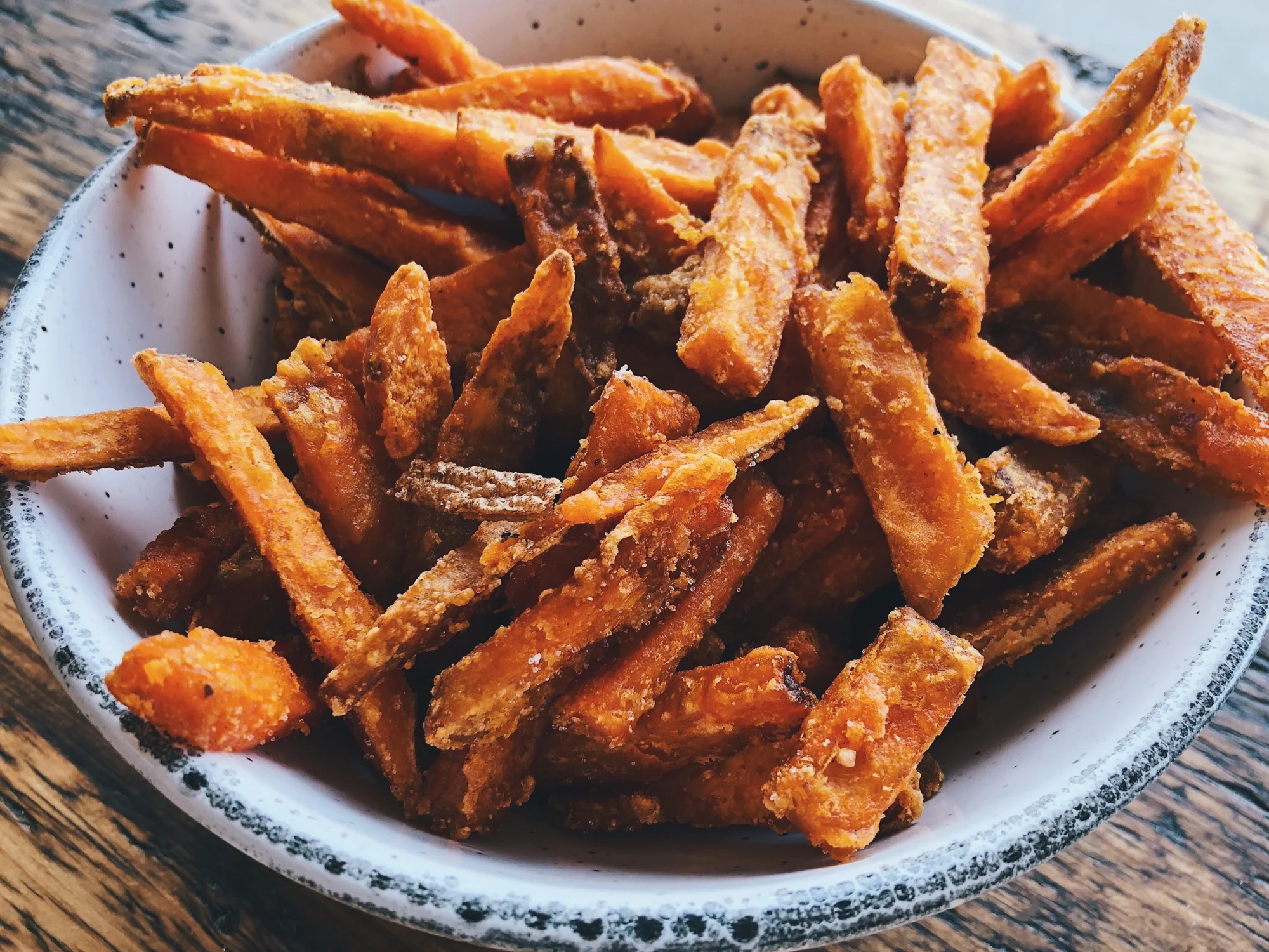 Frites de patate douce croustillantes préparées dans l'airfryer.