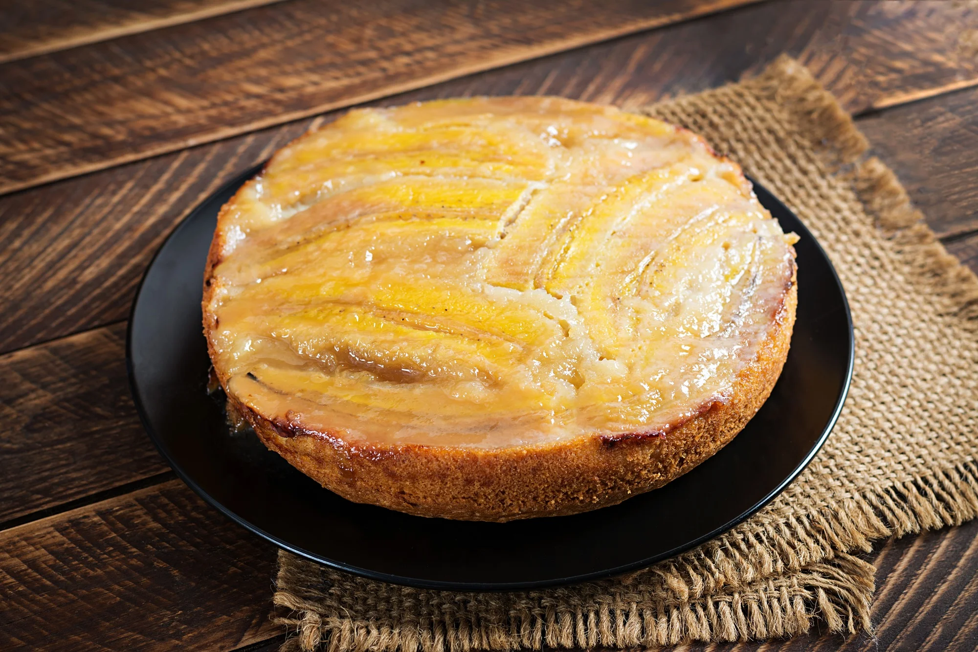 Gâteau à la banane moelleux cuit dans l'airfryer.