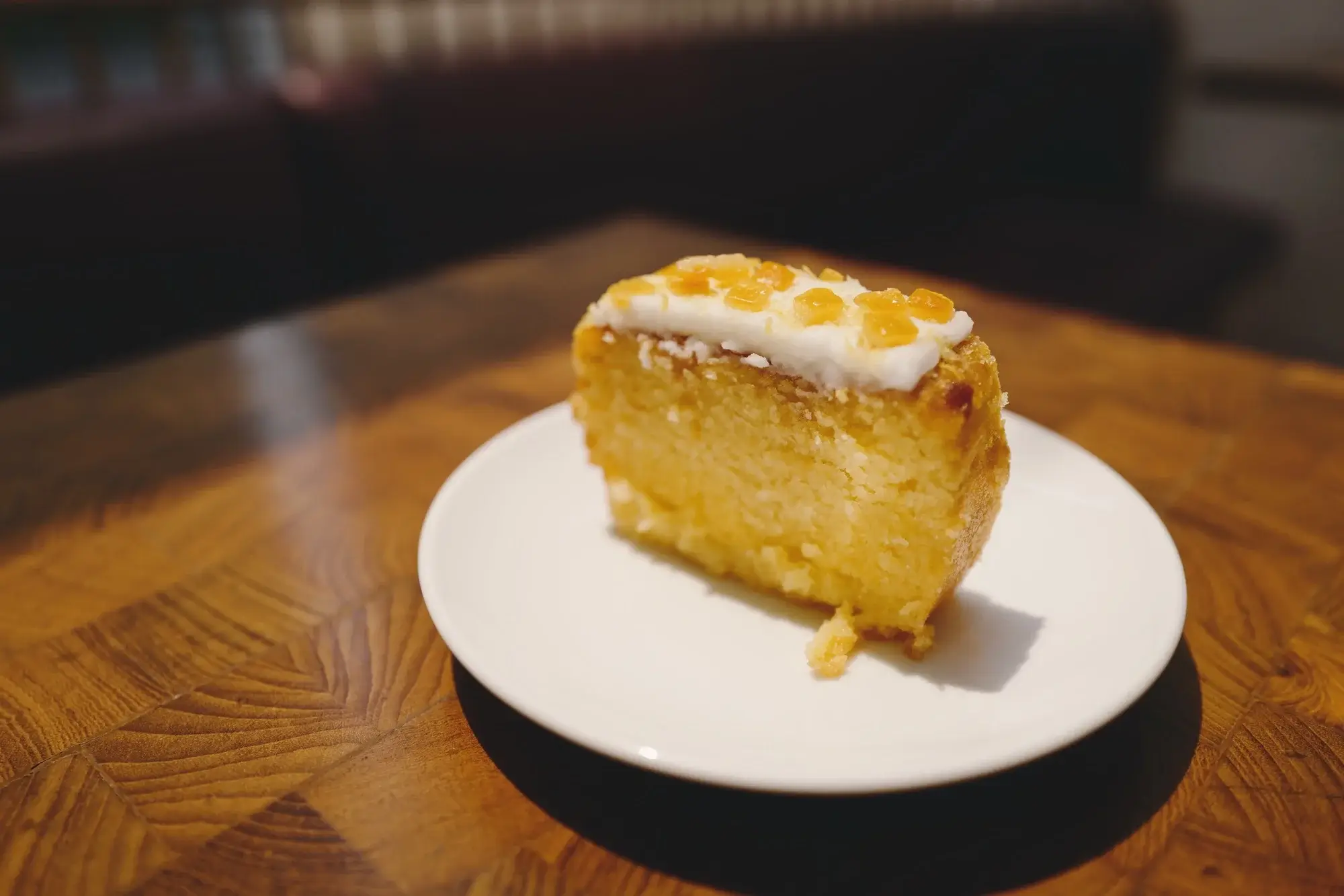 Gâteau au citron moelleux cuit dans l'airfryer.