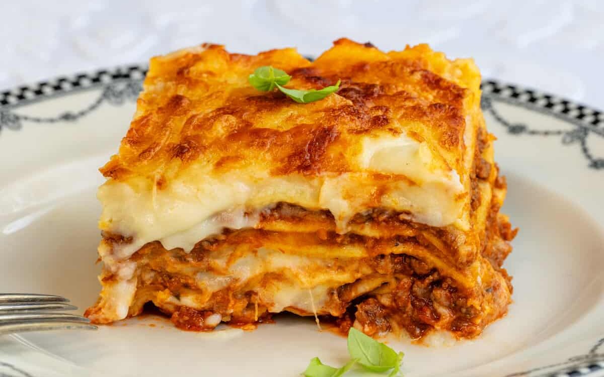 Plat de lasagnes gratinées préparé dans une airfryer.
