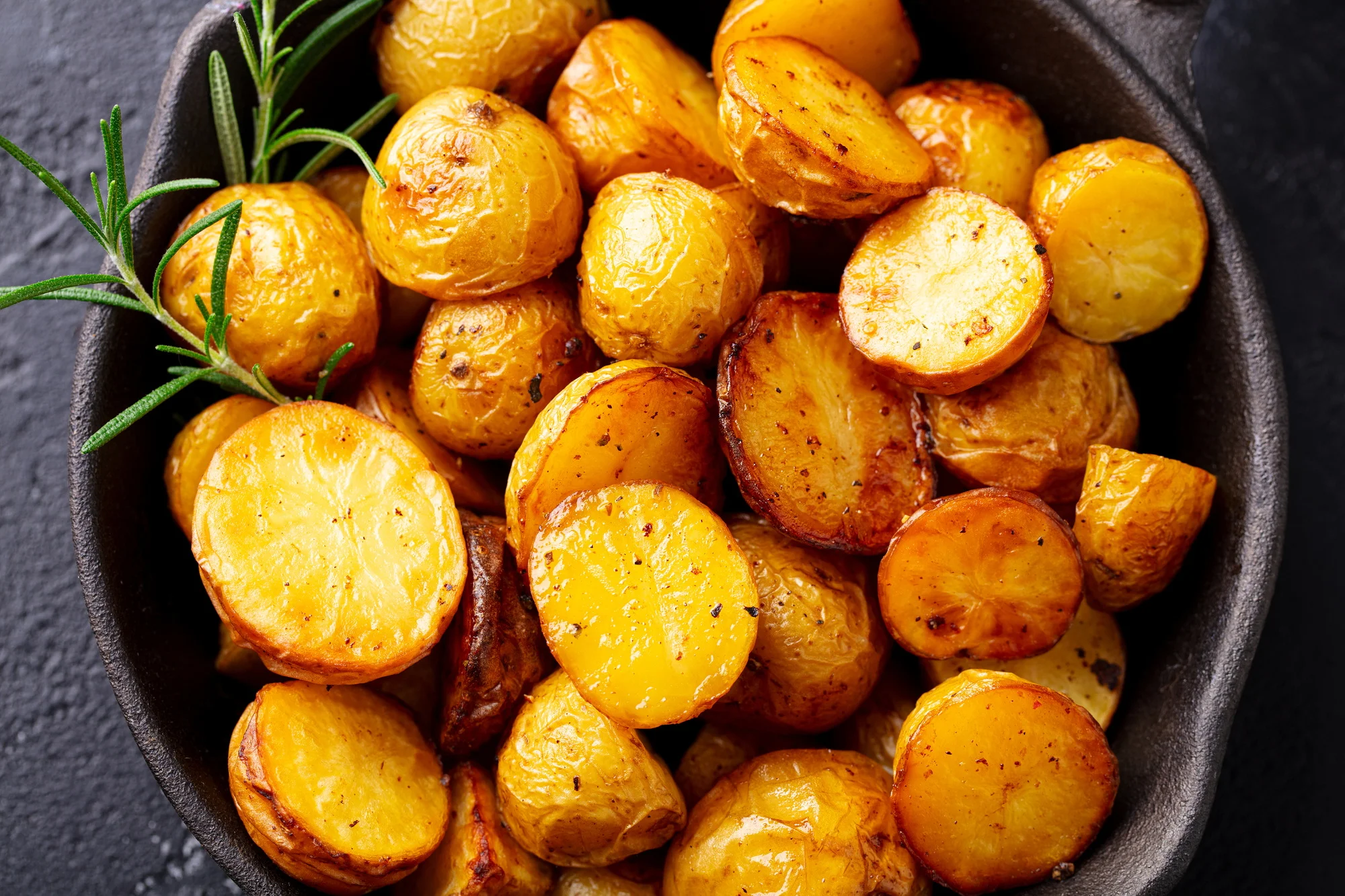 Mini-pommes de terre croustillantes préparées dans l'airfryer.