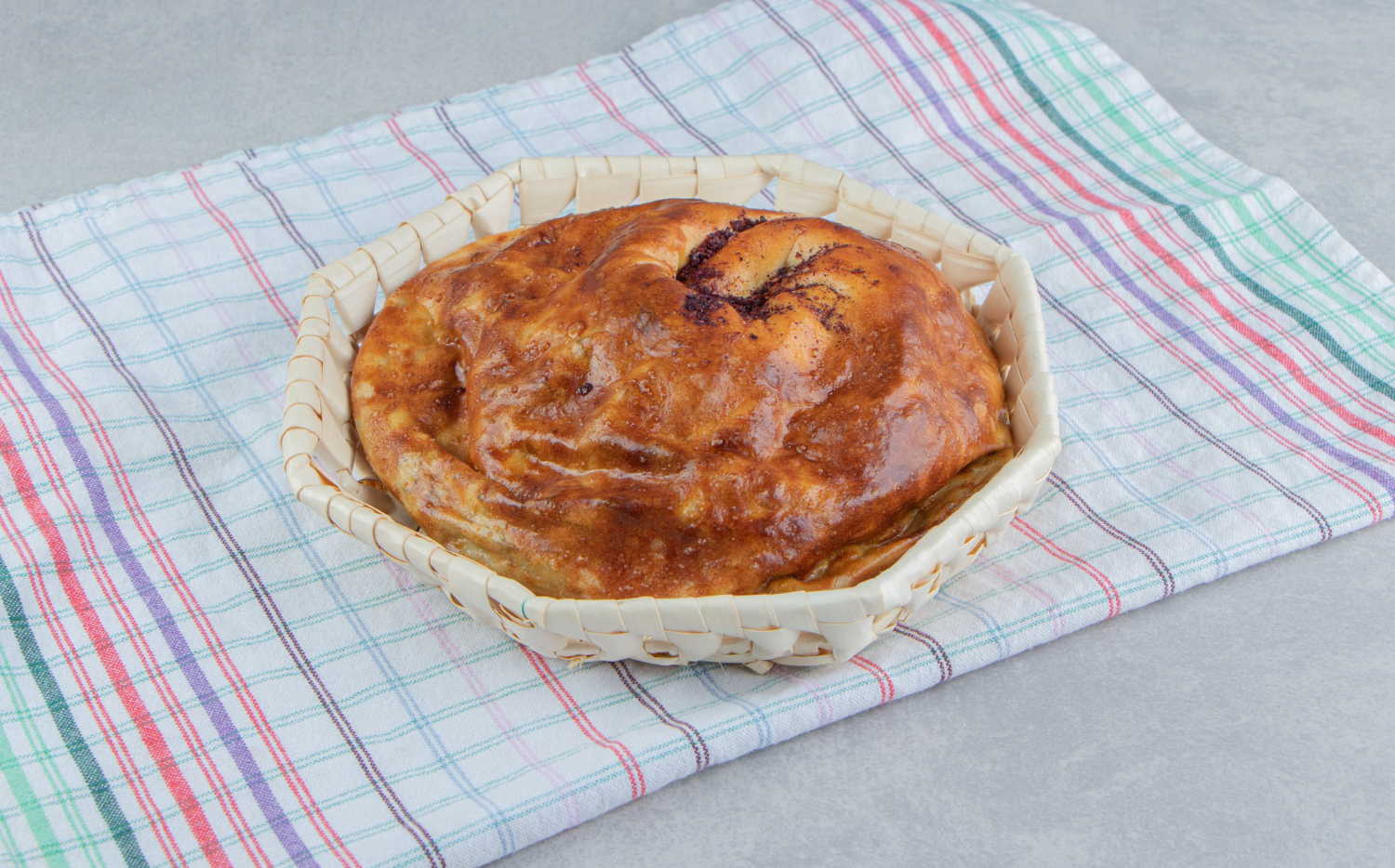 Pain doré cuit dans l'airfryer, prêt à être dégusté.