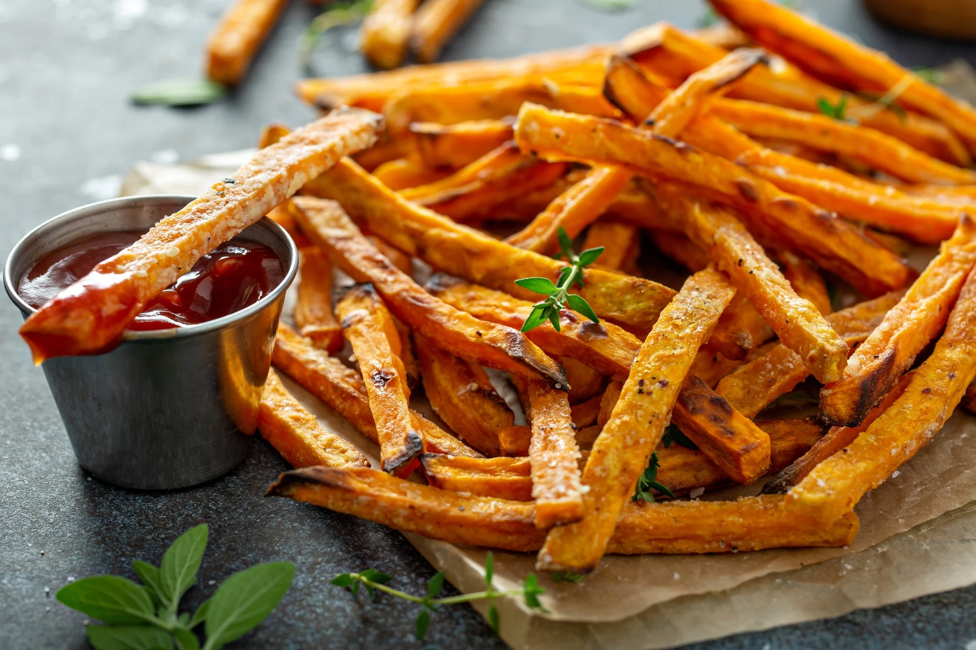 Patates douces croustillantes préparées dans l'airfryer.