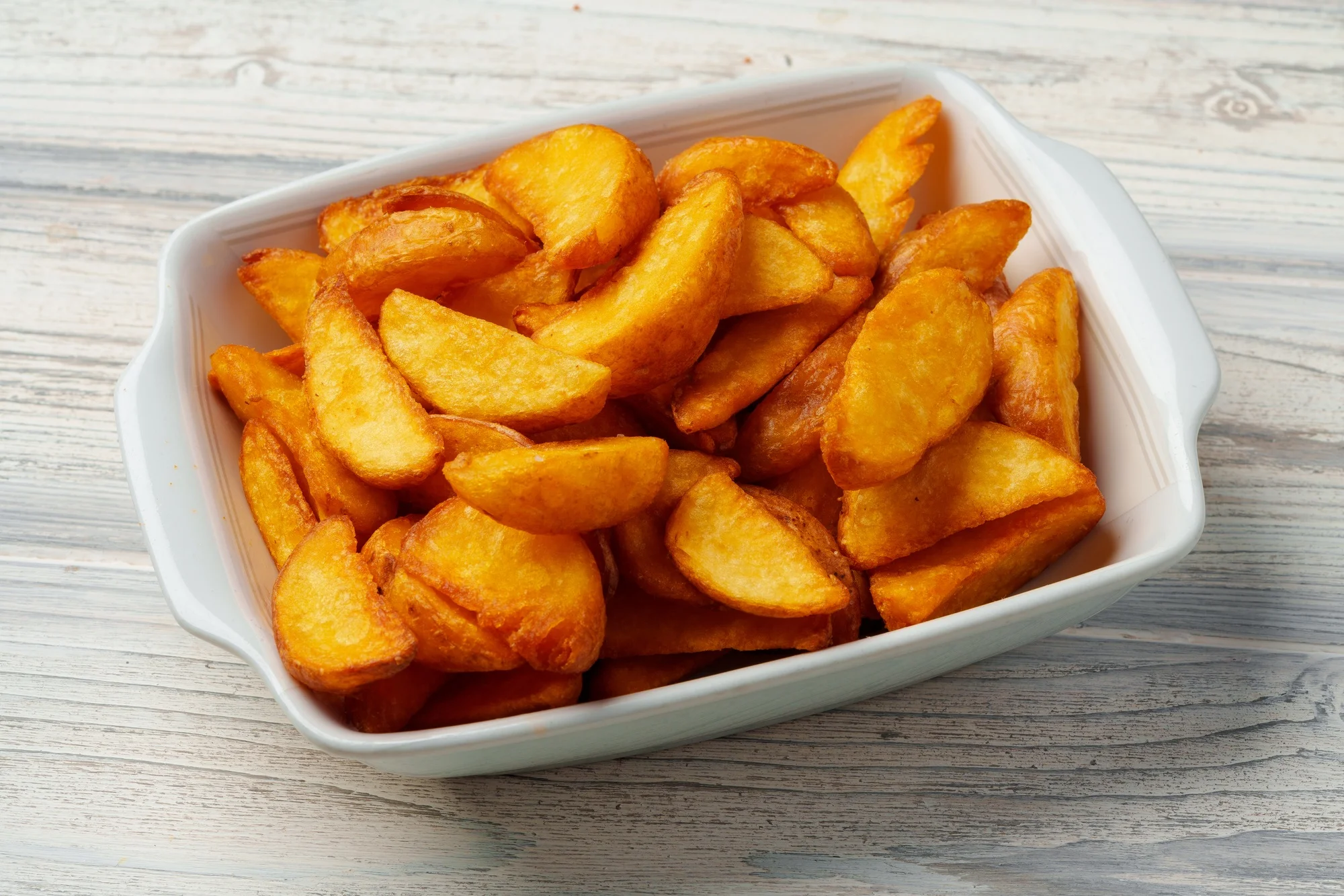 Quartiers de pommes de terre croustillants préparés dans un airfryer.