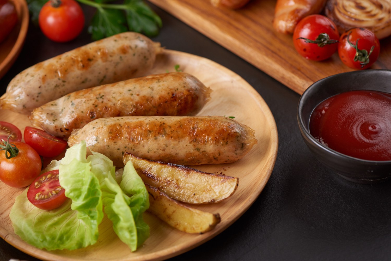 Saucisses dorées et juteuses cuites dans l’airfryer.