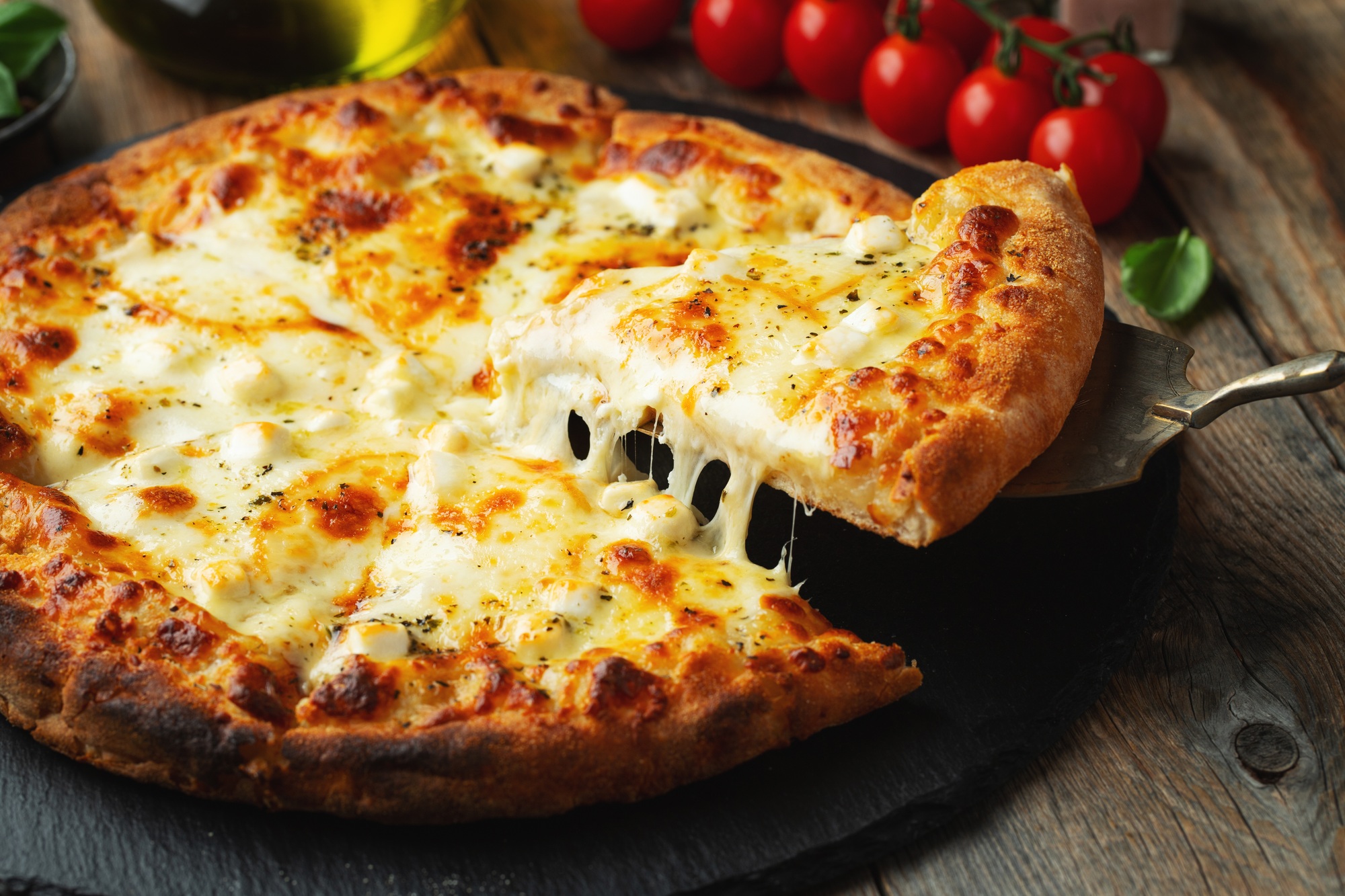 Pizza maison cuite dans l'airfryer avec mozzarella fondue et basilic frais.