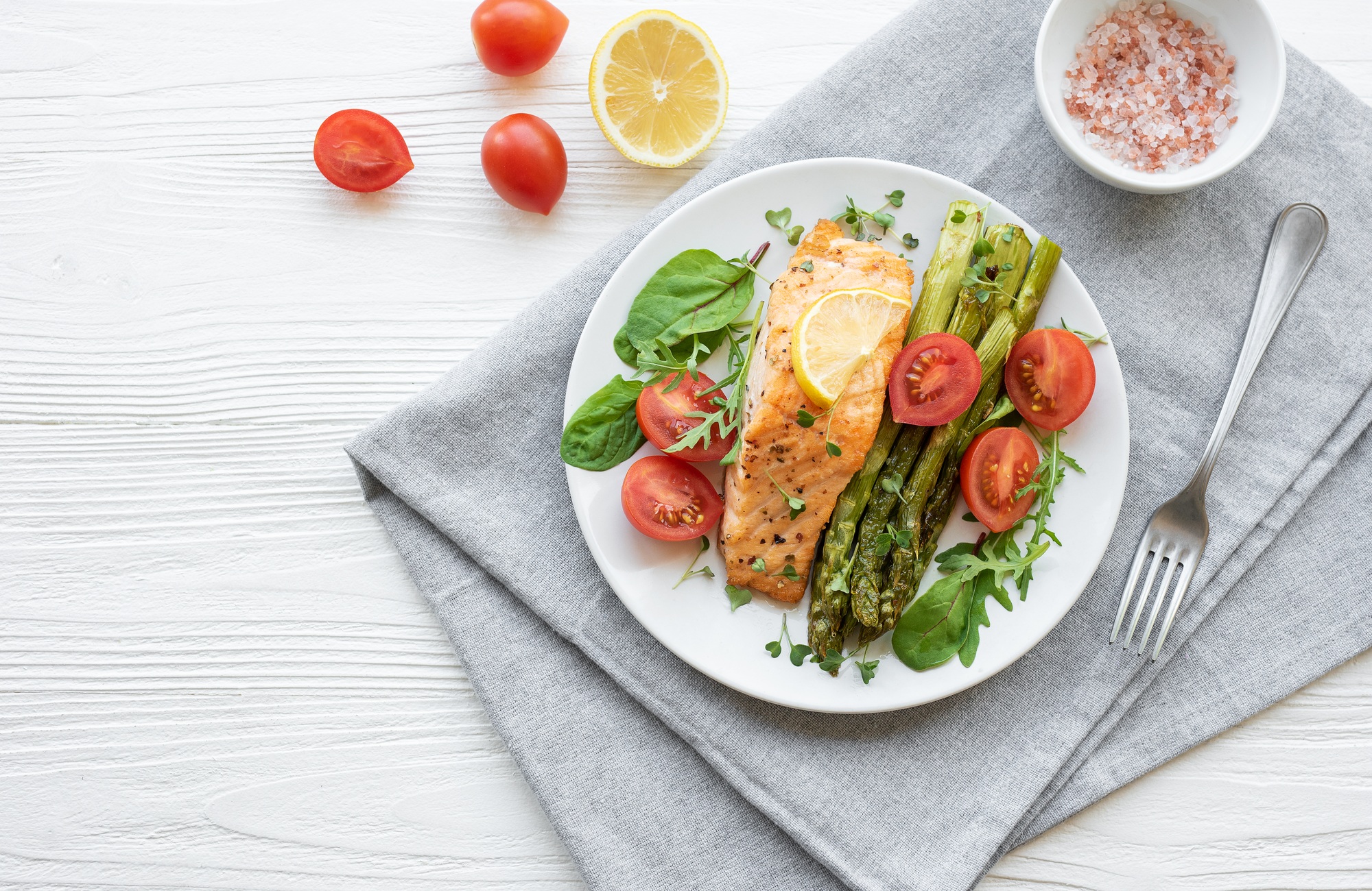 Filets de saumon dans l’airfryer avec une texture dorée.