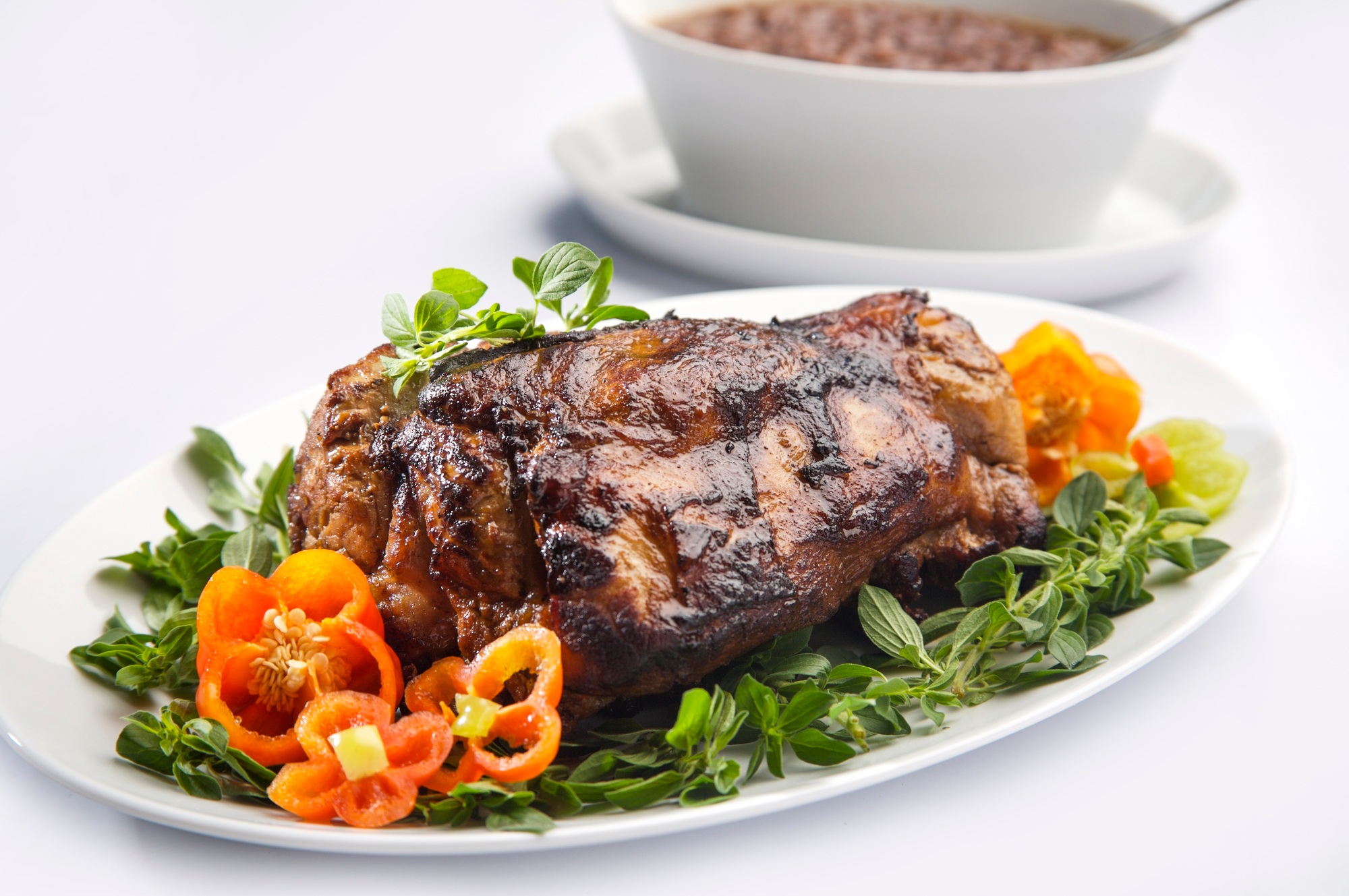 Carré de porc doré et juteux cuit dans l'airfryer, tranché et servi.