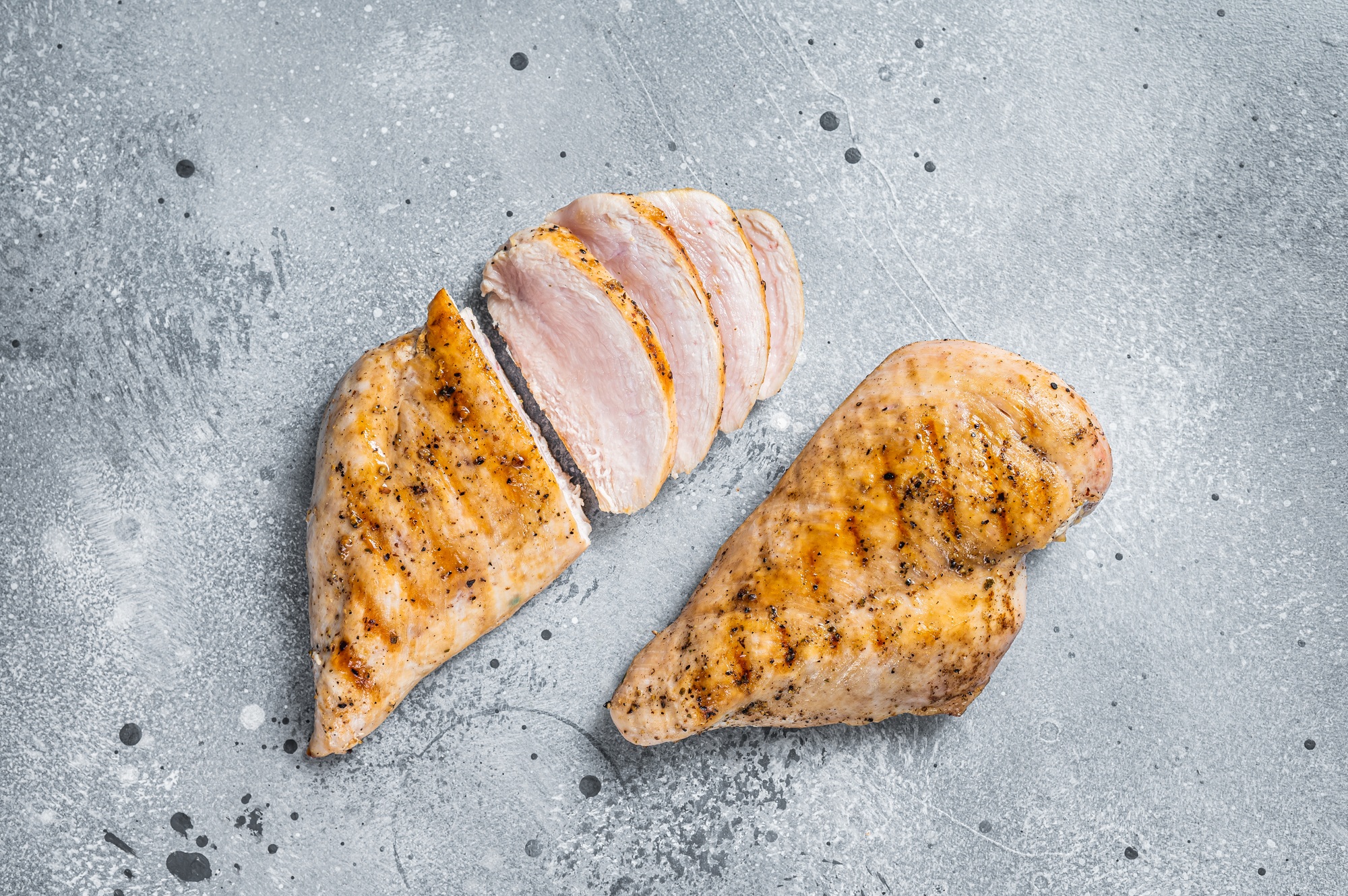 Filet de poulet doré et juteux cuit dans une airfryer.