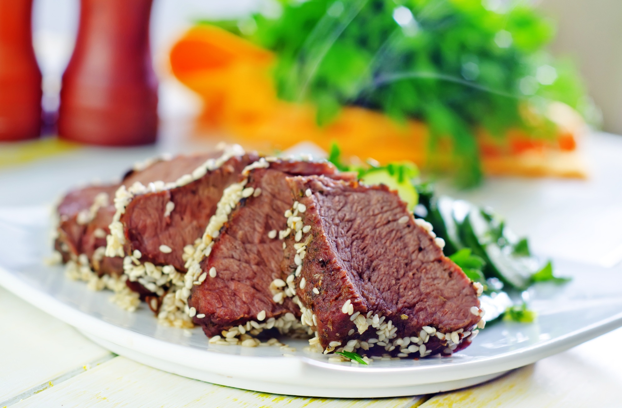 Steak de bœuf cuit dans l’airfryer avec une belle croûte dorée.