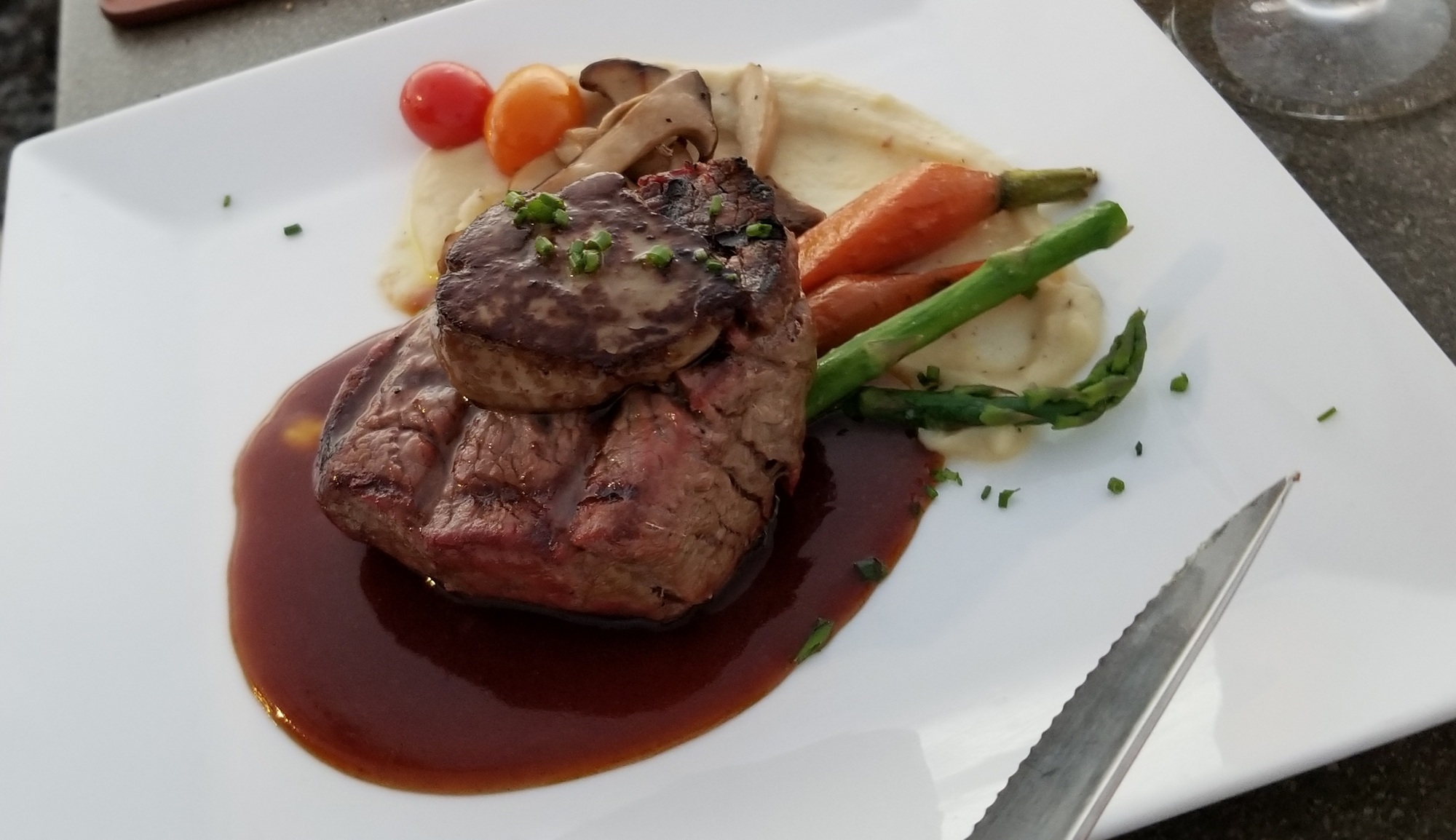 Filet de bœuf juteux et doré, coupé en tranches et servi avec des légumes.