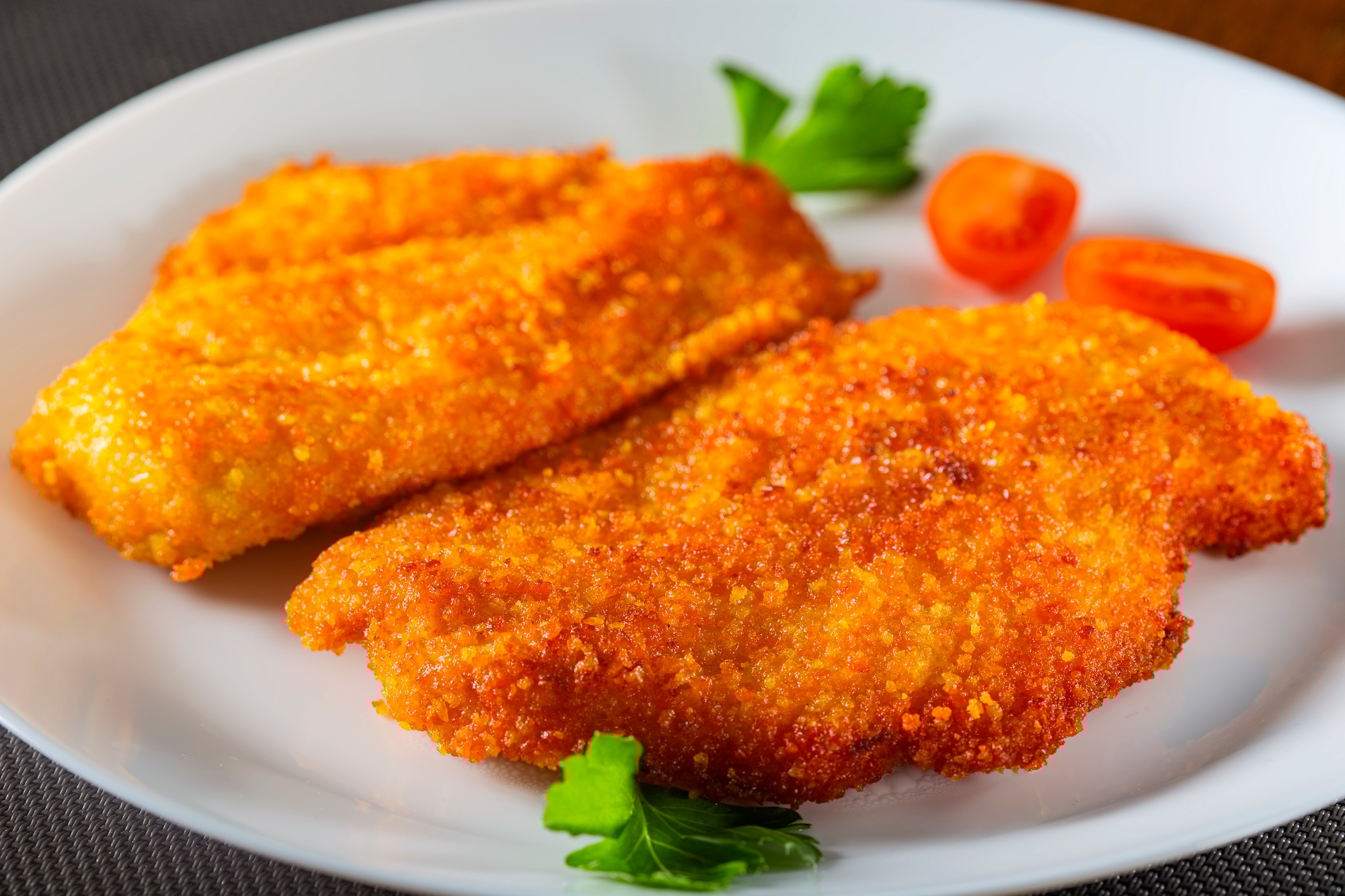 Escalopes de poulet dorées et croustillantes sorties de l’airfryer.
