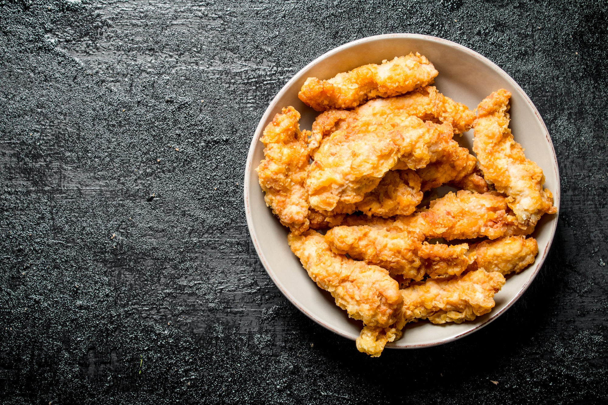 Nuggets de poulet croustillants et dorés cuits dans une airfryer.