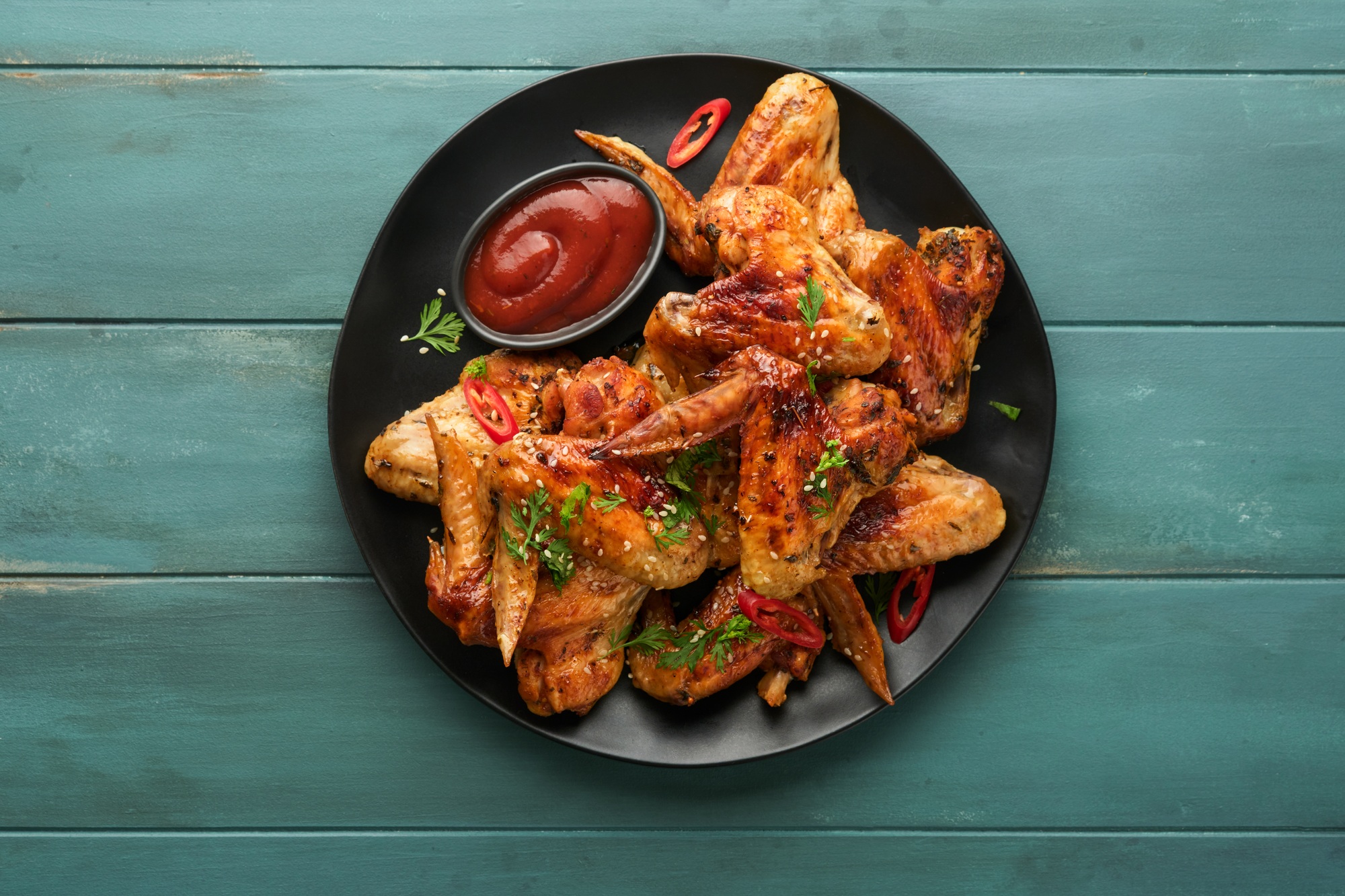 Ailes de poulet dorées et croustillantes cuites dans une airfryer.