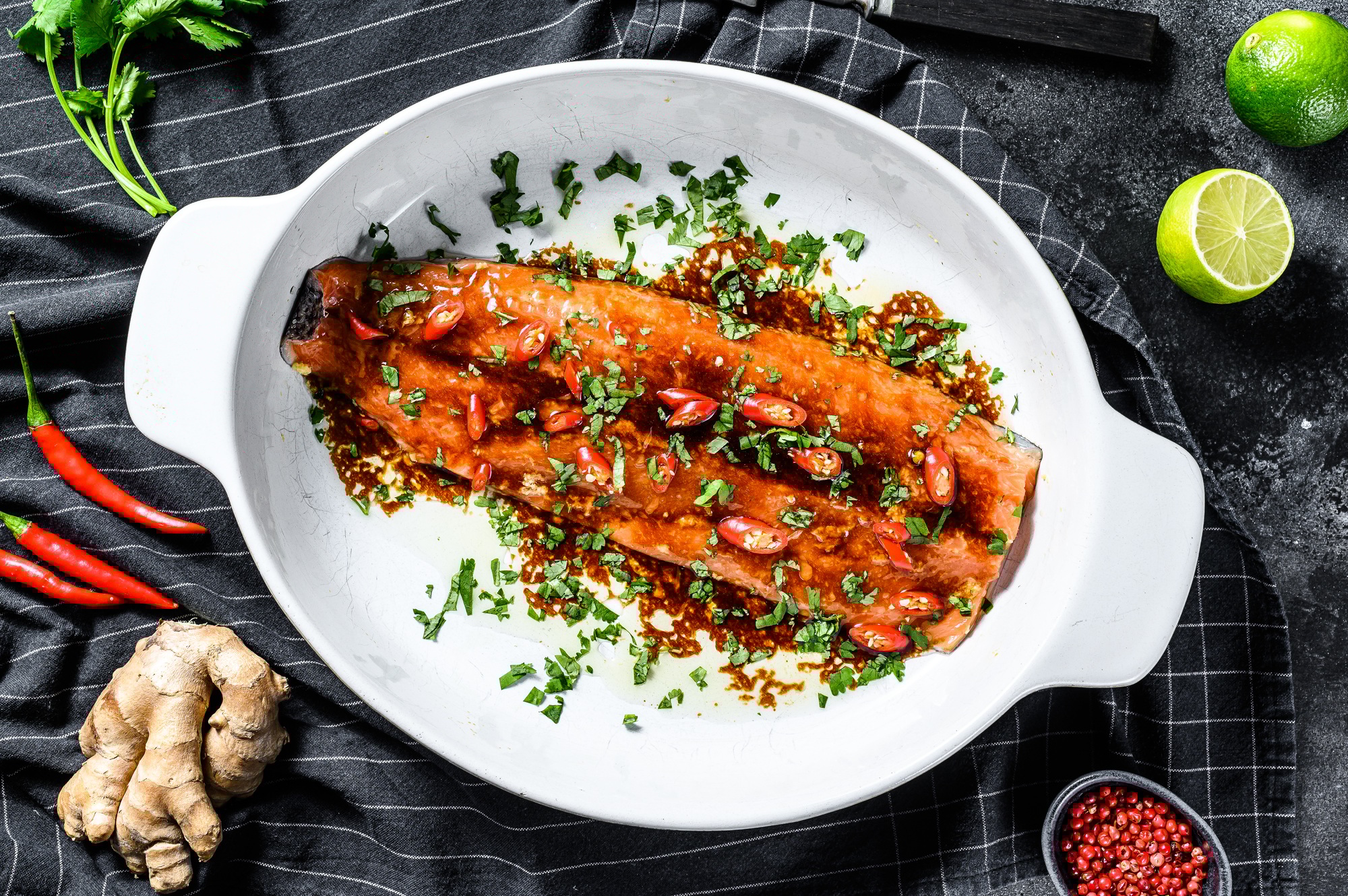 Filet de saumon dans l’airfryer, doré et juteux.