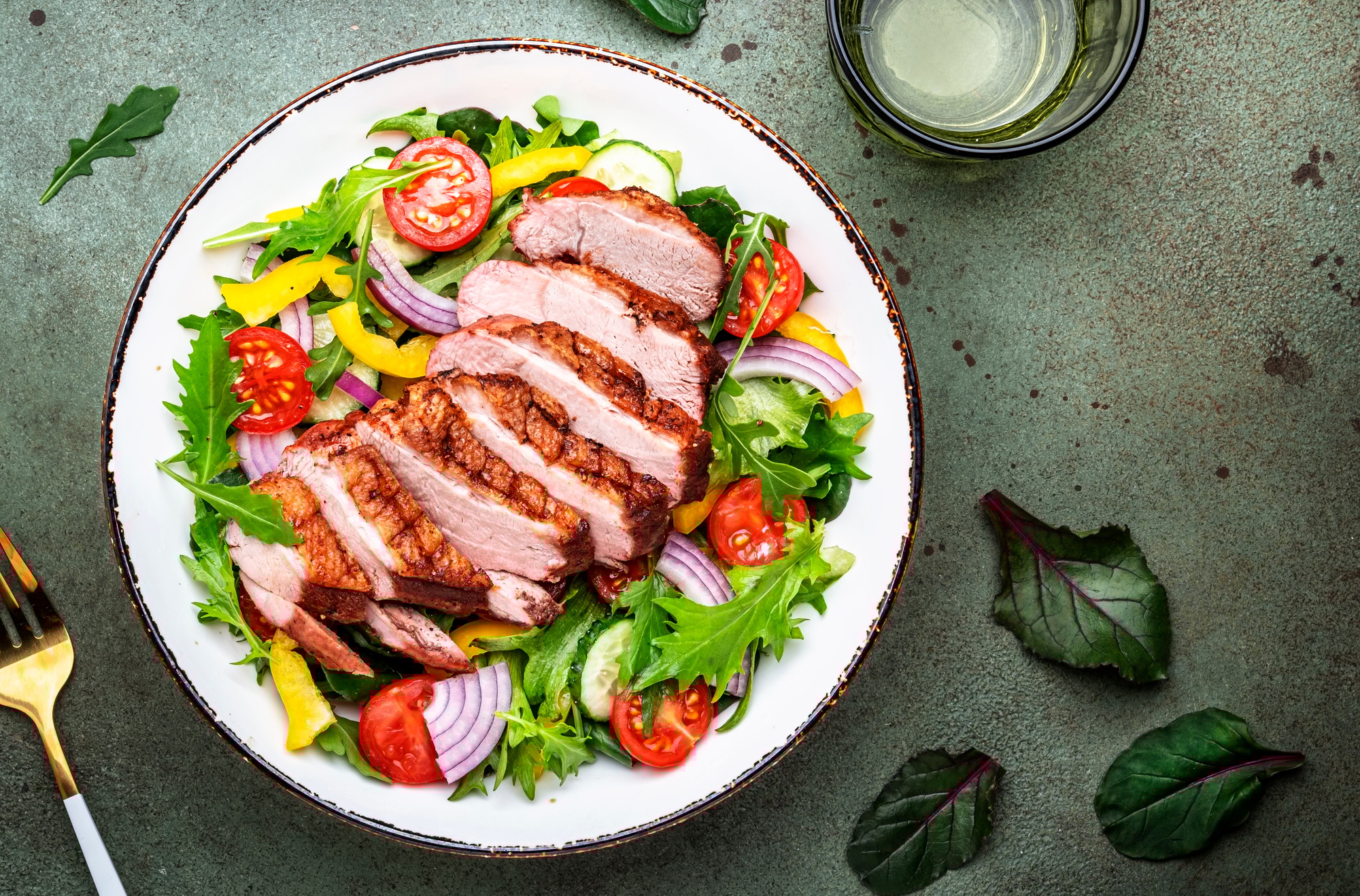 Magret de canard parfaitement cuit dans l’airfryer, tranché et servi avec des légumes.