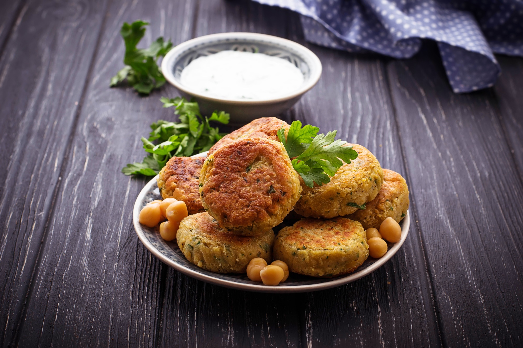 Falafels dorés cuits dans l'airfryer avec une salade fraîche.