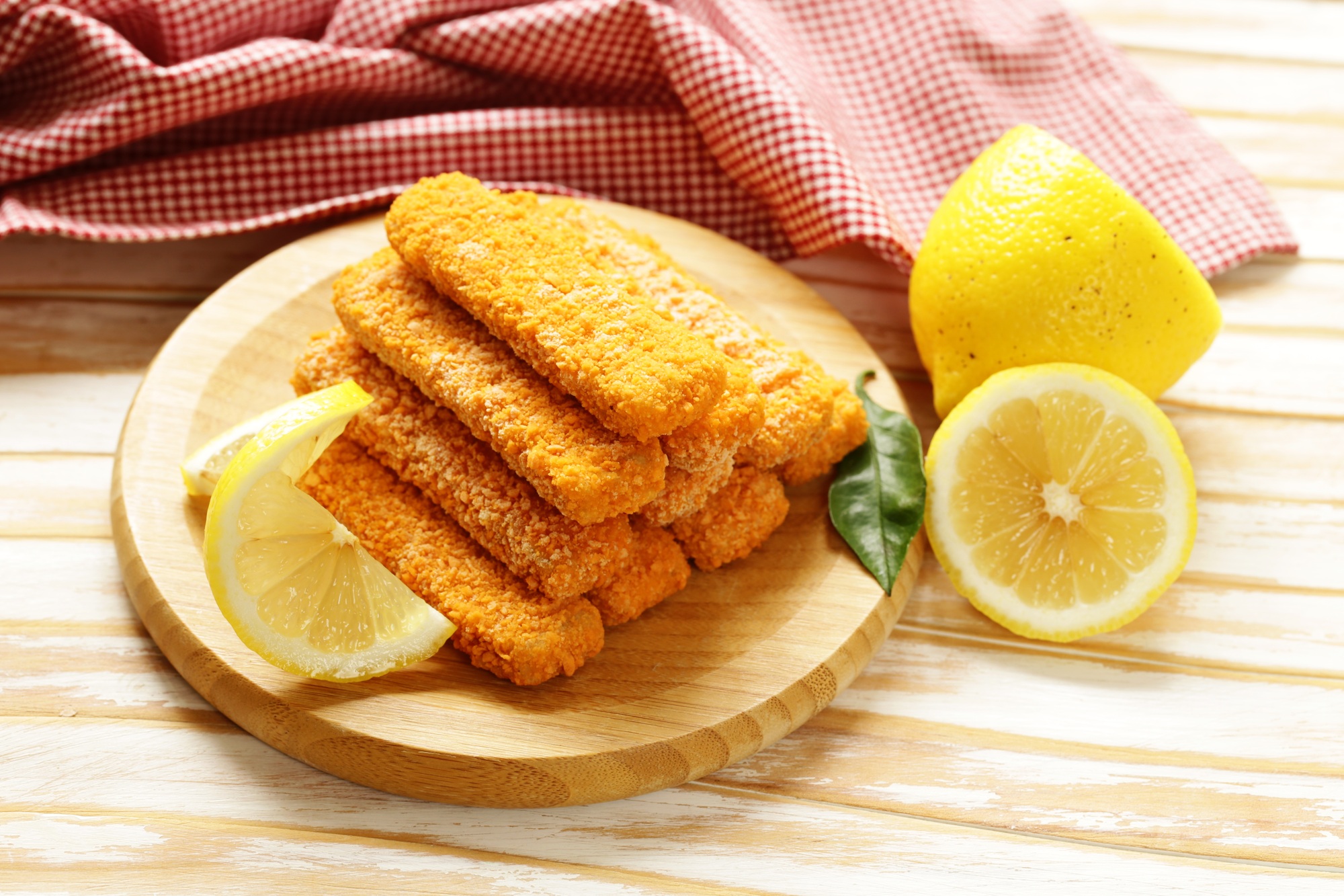 Bâtonnets de poisson dorés cuits dans l'airfryer, servis avec une sauce tartare.