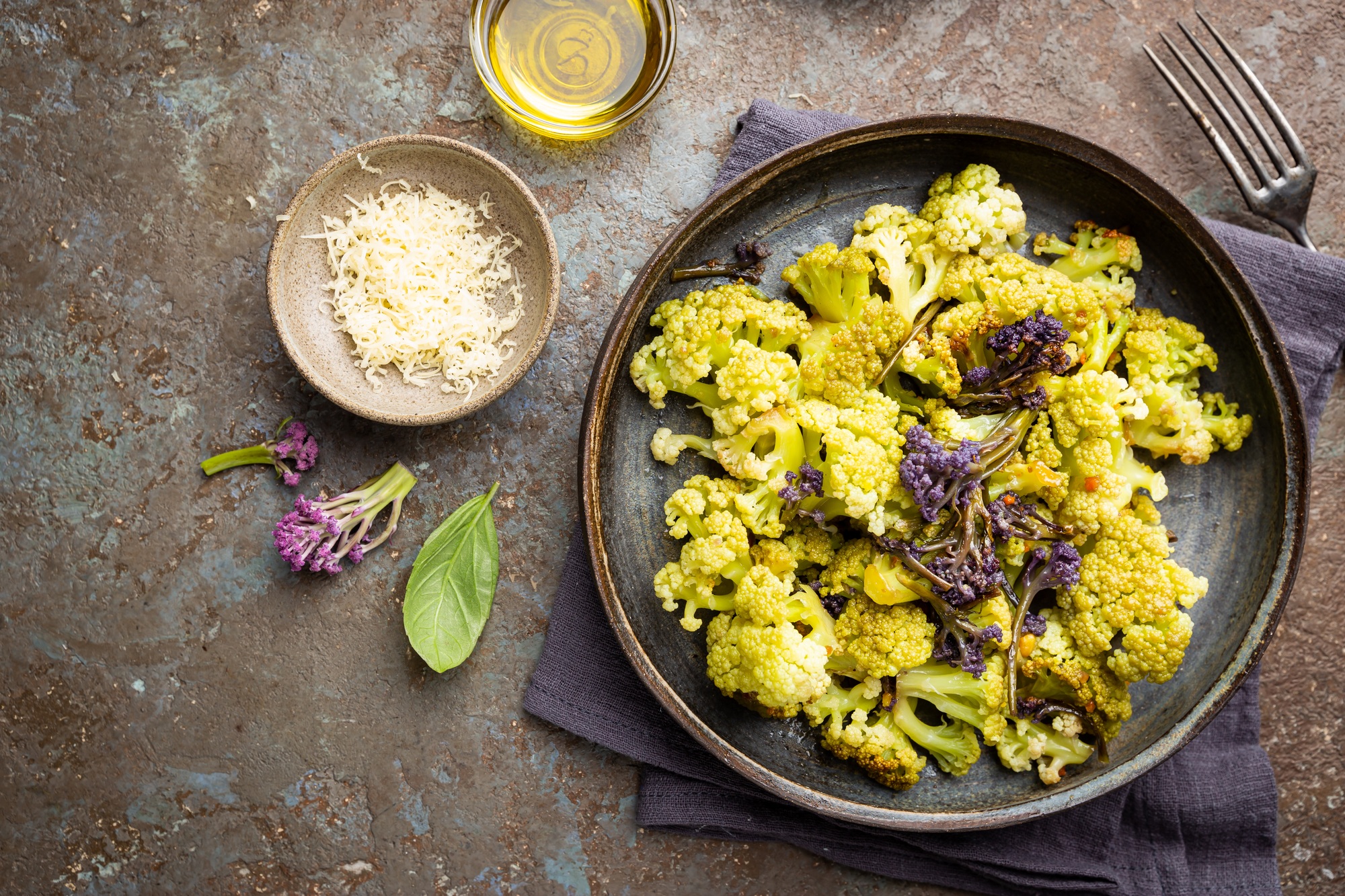 Chou-fleur doré et croustillant cuit dans l'airfryer, servi dans un bol.