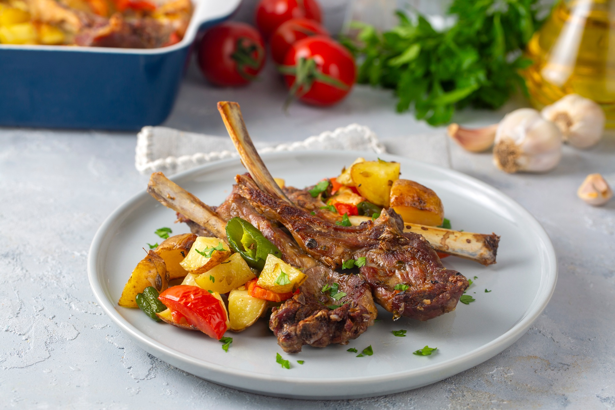 Côtelettes d'agneau dorées et juteuses, prêtes à être servies.