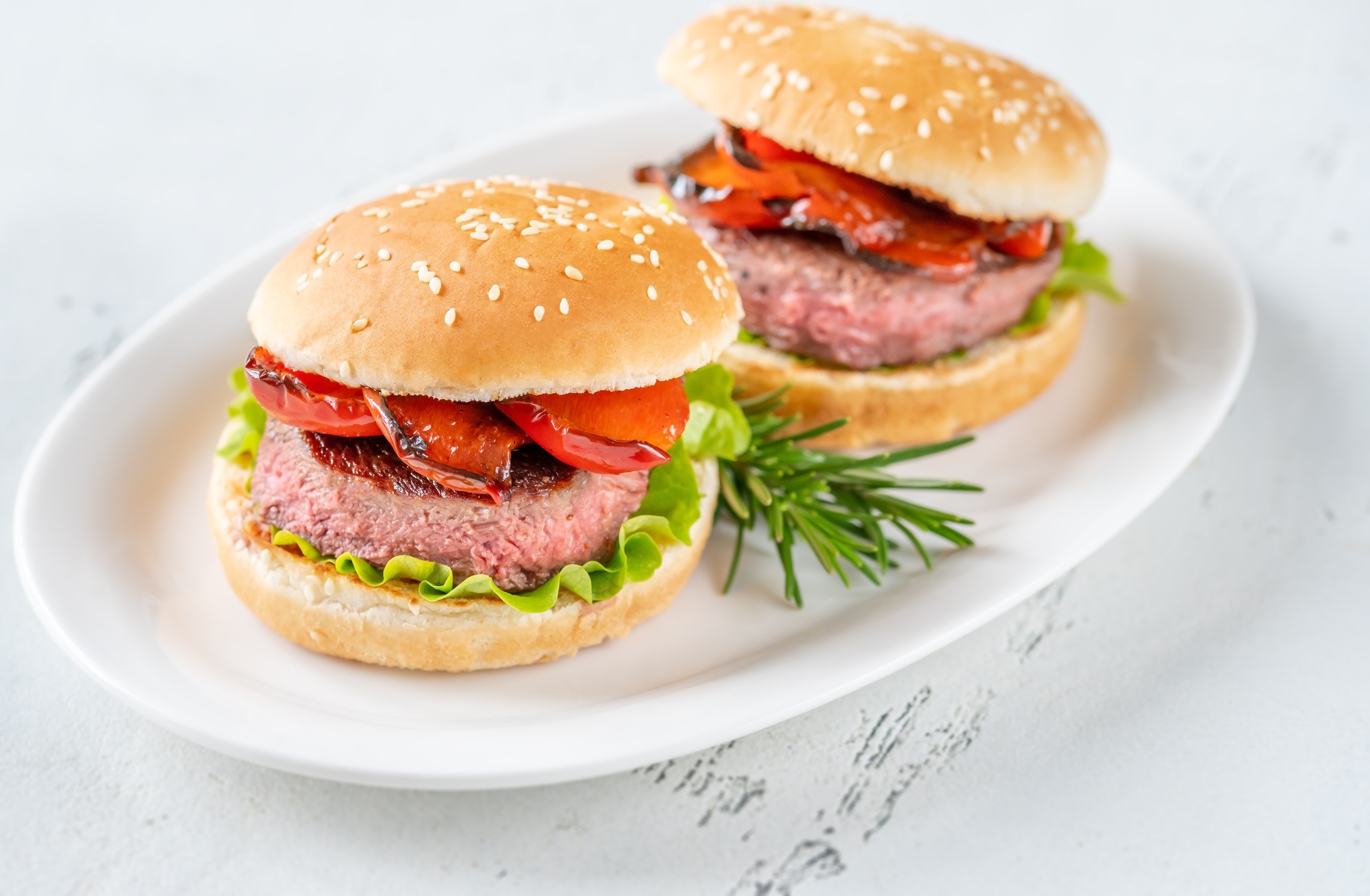 Steak haché juteux et doré cuit dans l’airfryer.