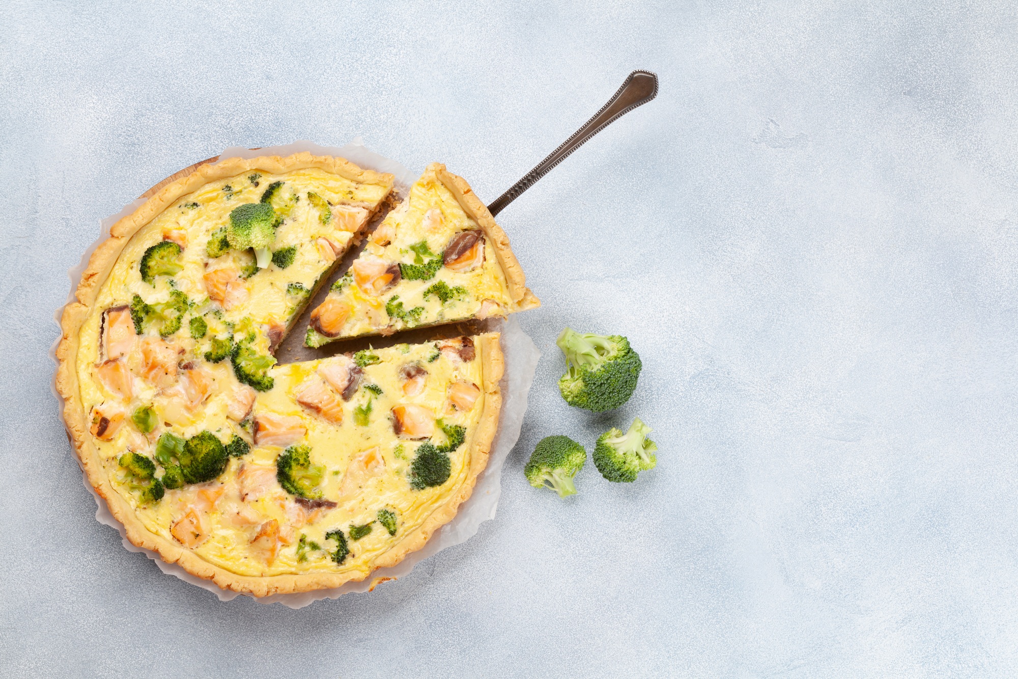 Tarte dorée cuite dans l'airfryer, prête à être servie.