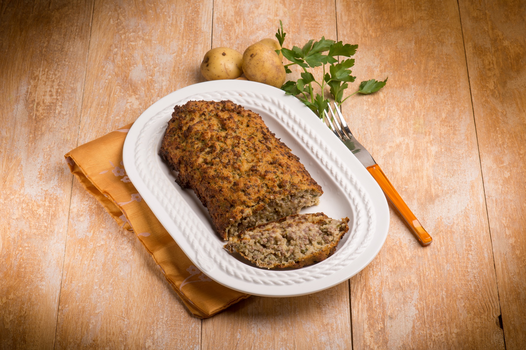Pain de viande dans l'airfryer cuit et tranché, prêt à être servi.