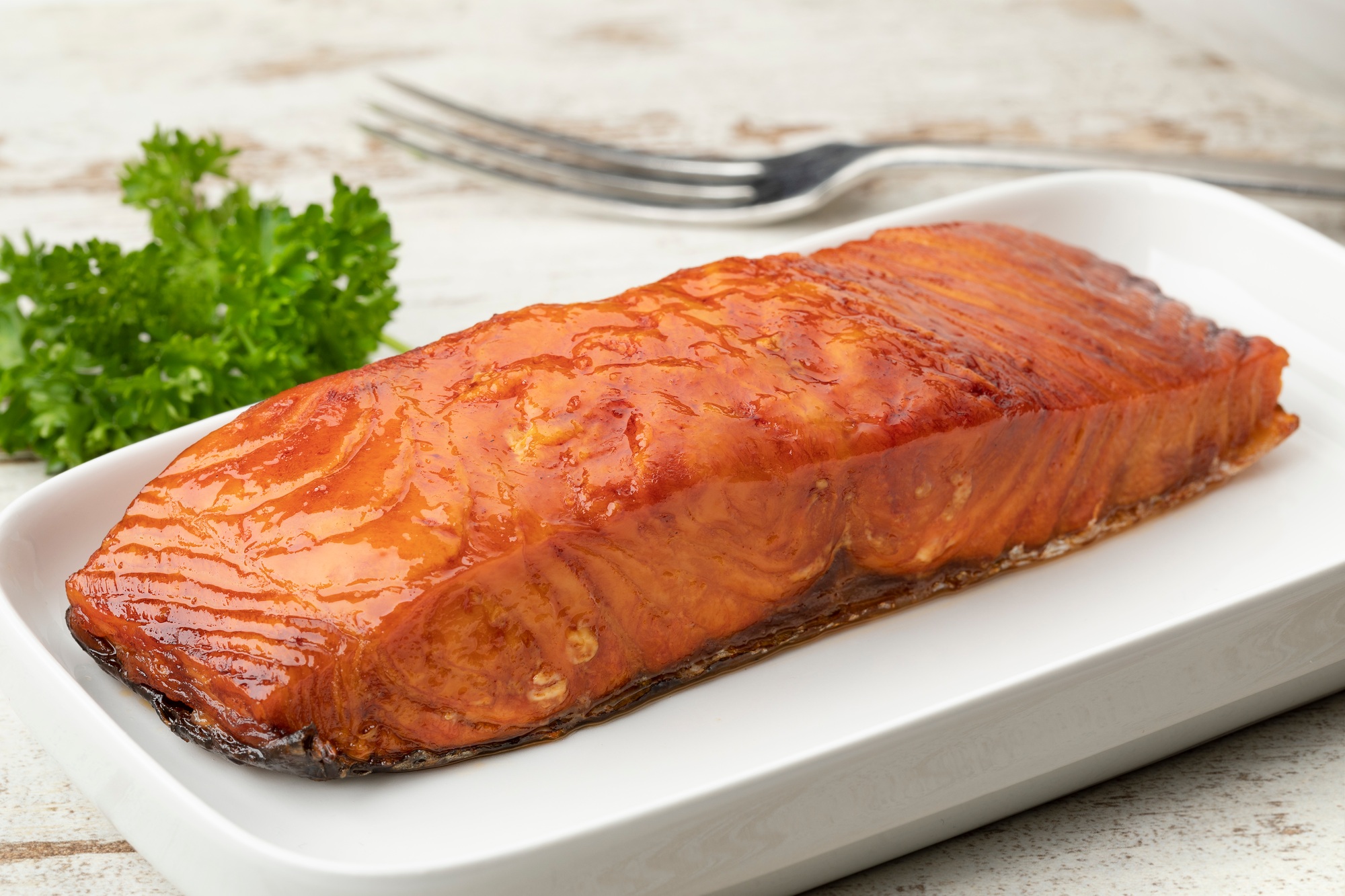Morceaux de saumon cuits dans l’airfryer, dorés et appétissants.