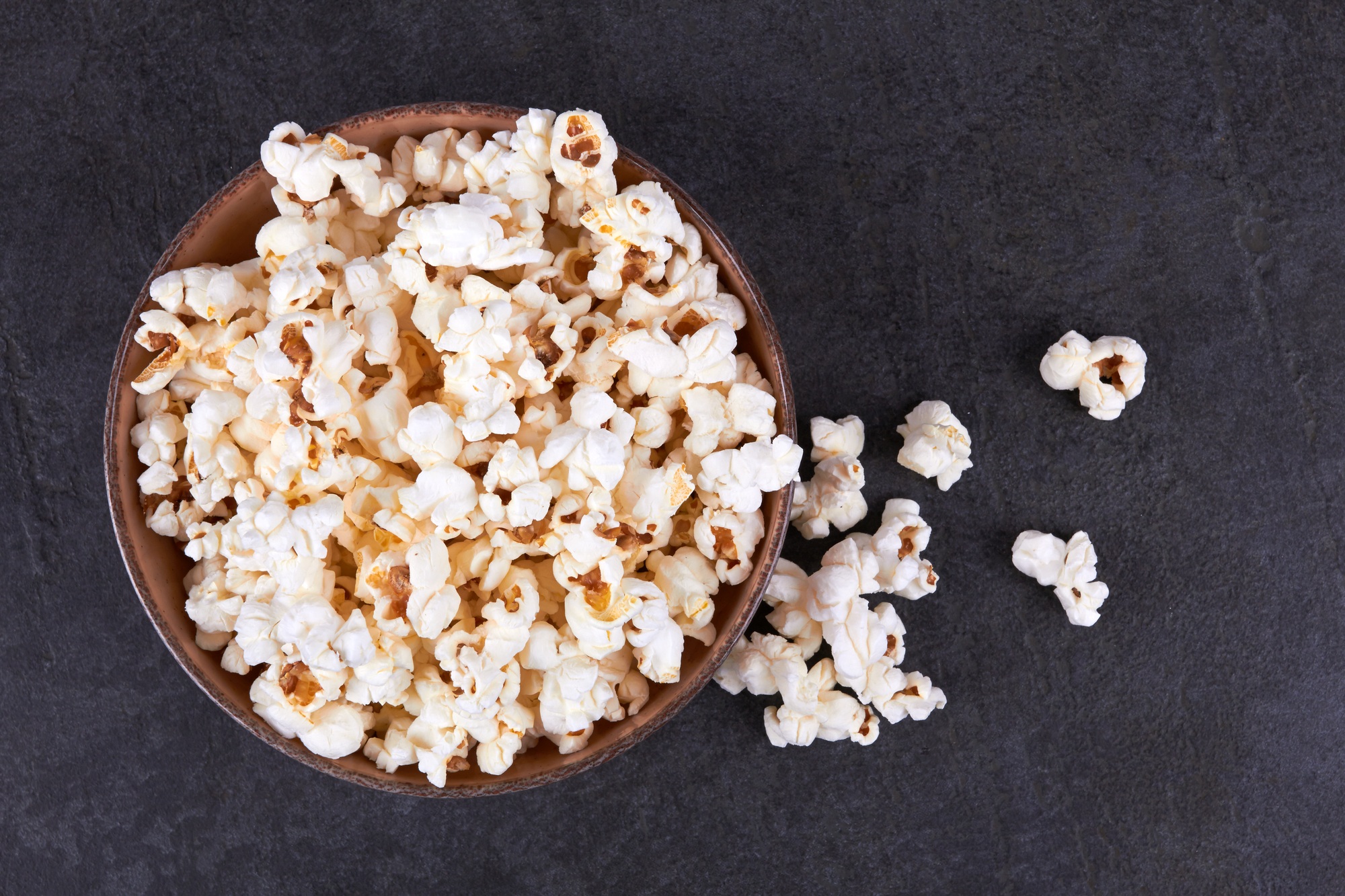 Popcorn croustillants fraîchement préparés dans une airfryer.