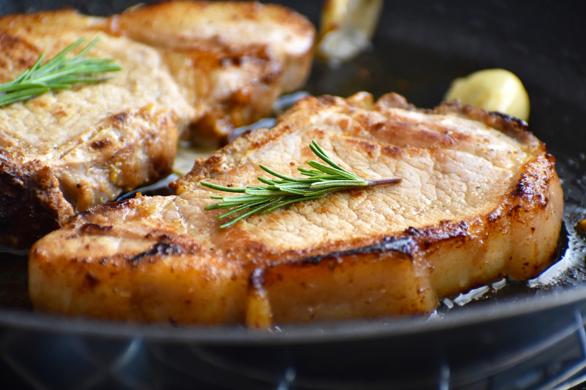 Côtes de porc dorées et juteuses sorties de l’airfryer.
