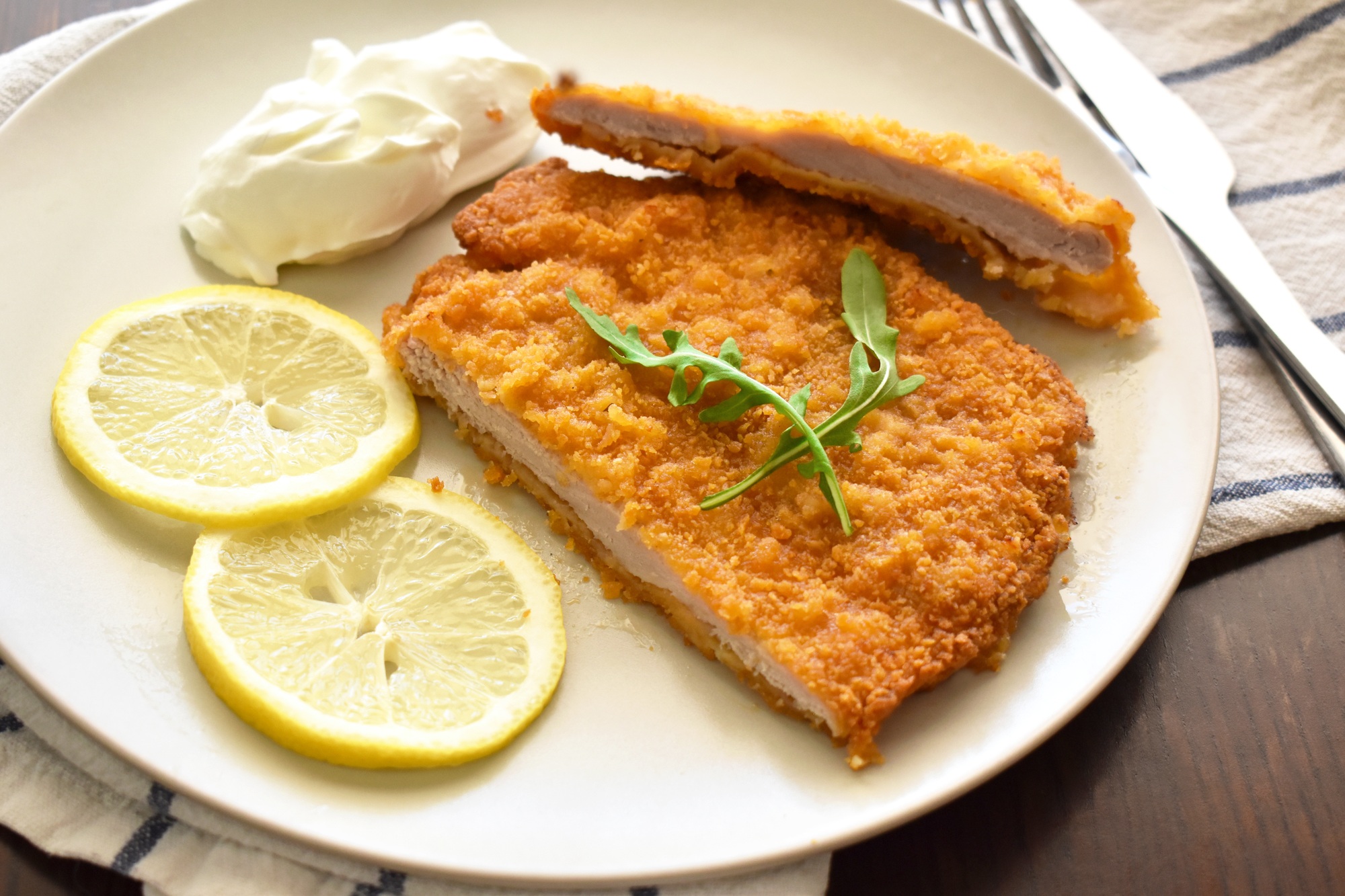 Escalope dorée et croustillante sortie de l’airfryer.