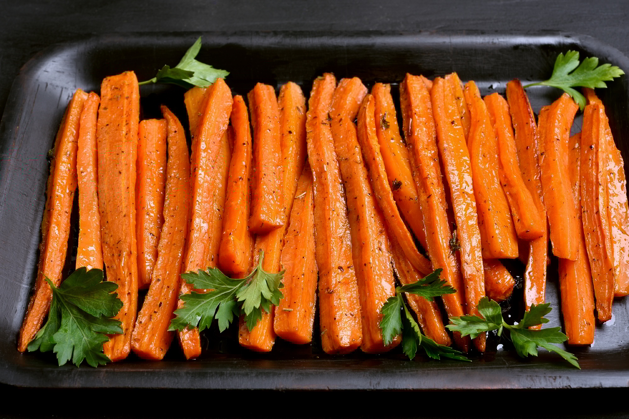 Carottes rôties et dorées, assaisonnées, cuites dans l'airfryer.