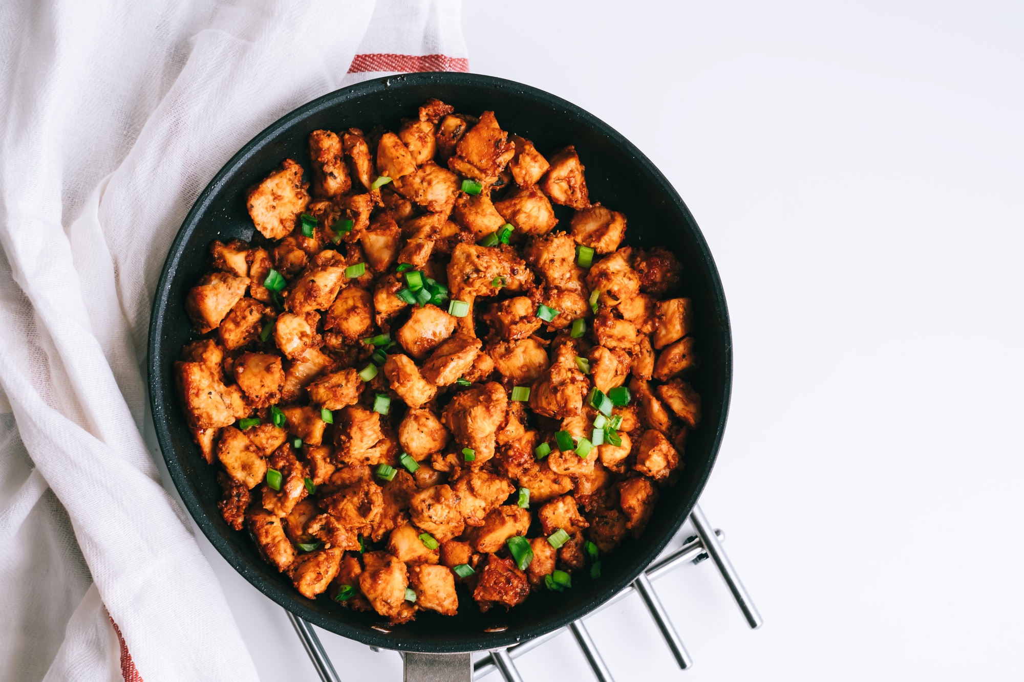Dés de poulet dans l'airfryer dorés et croustillants.