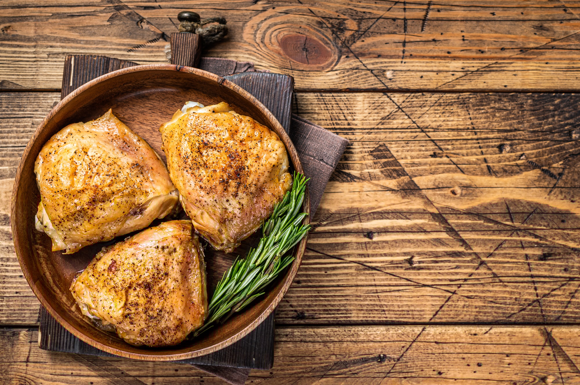 Cuisses de poulet dorées et croustillantes cuites dans une airfryer.