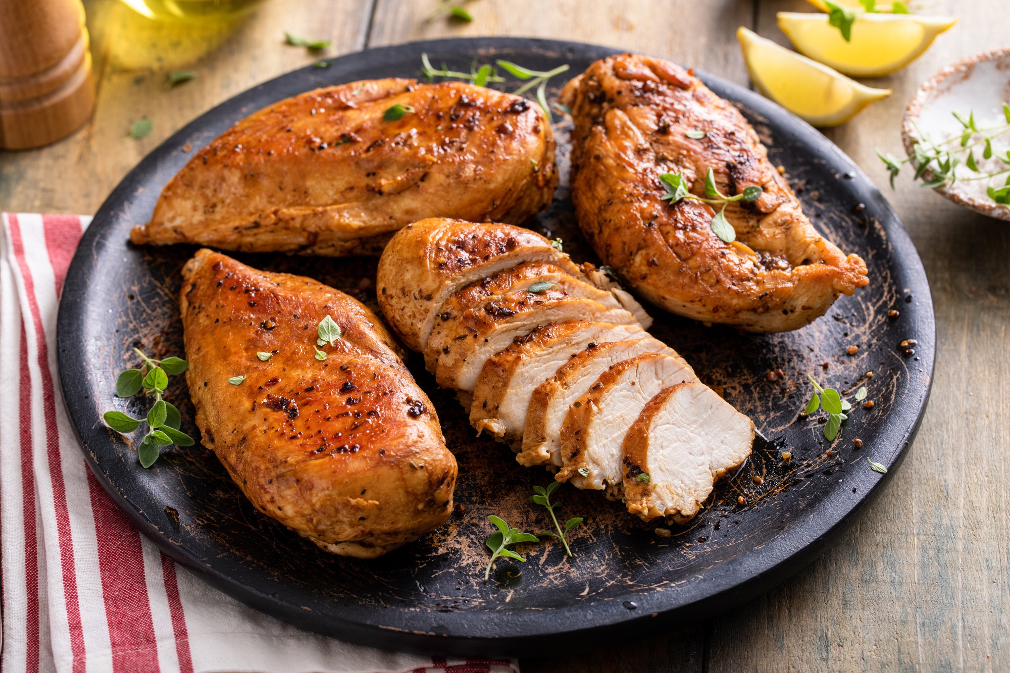 Cuisses de poulet dorées et croustillantes cuites dans une airfryer.