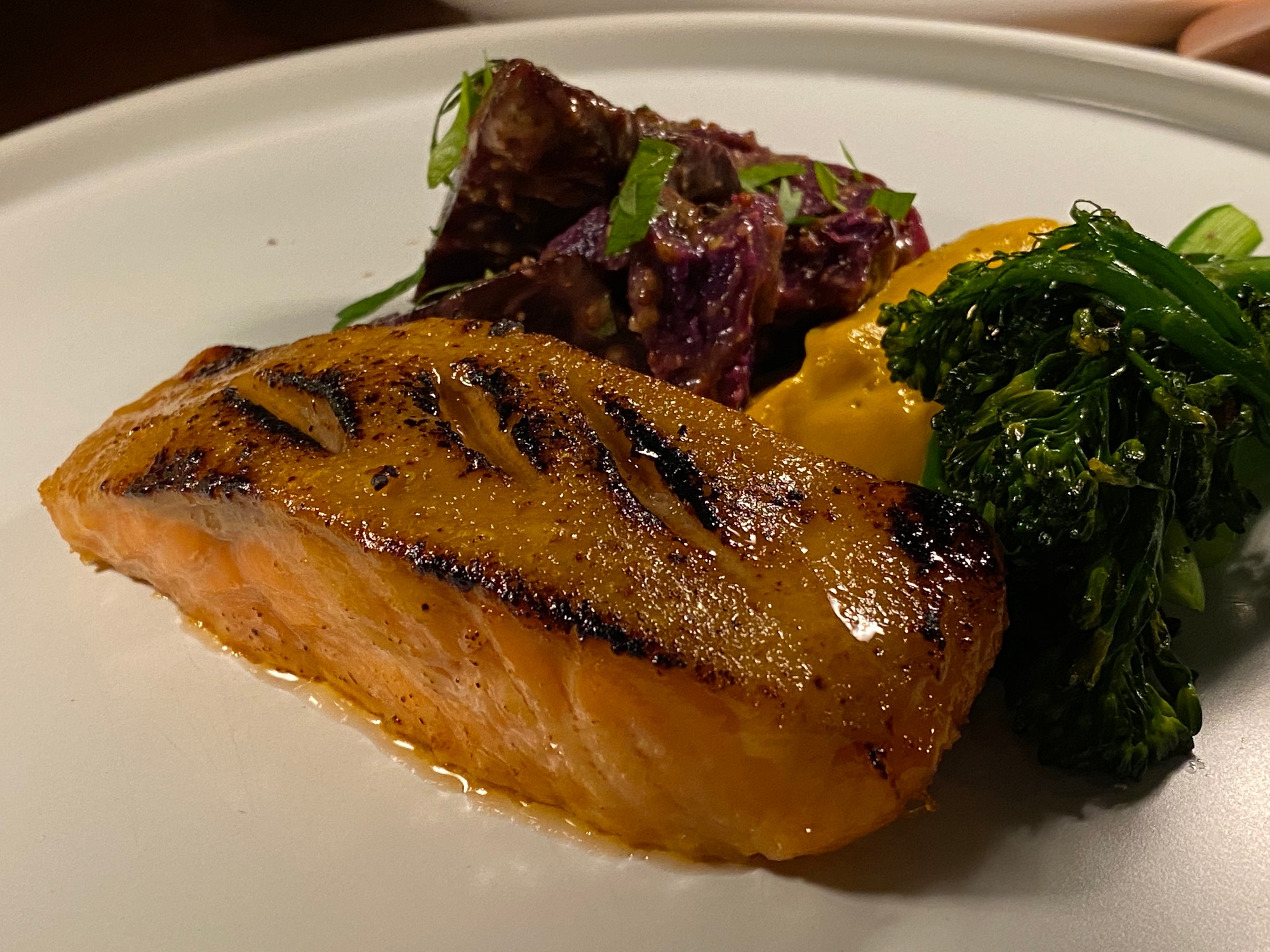 Steaks de saumon dorés dans l’airfryer, servis avec des légumes.