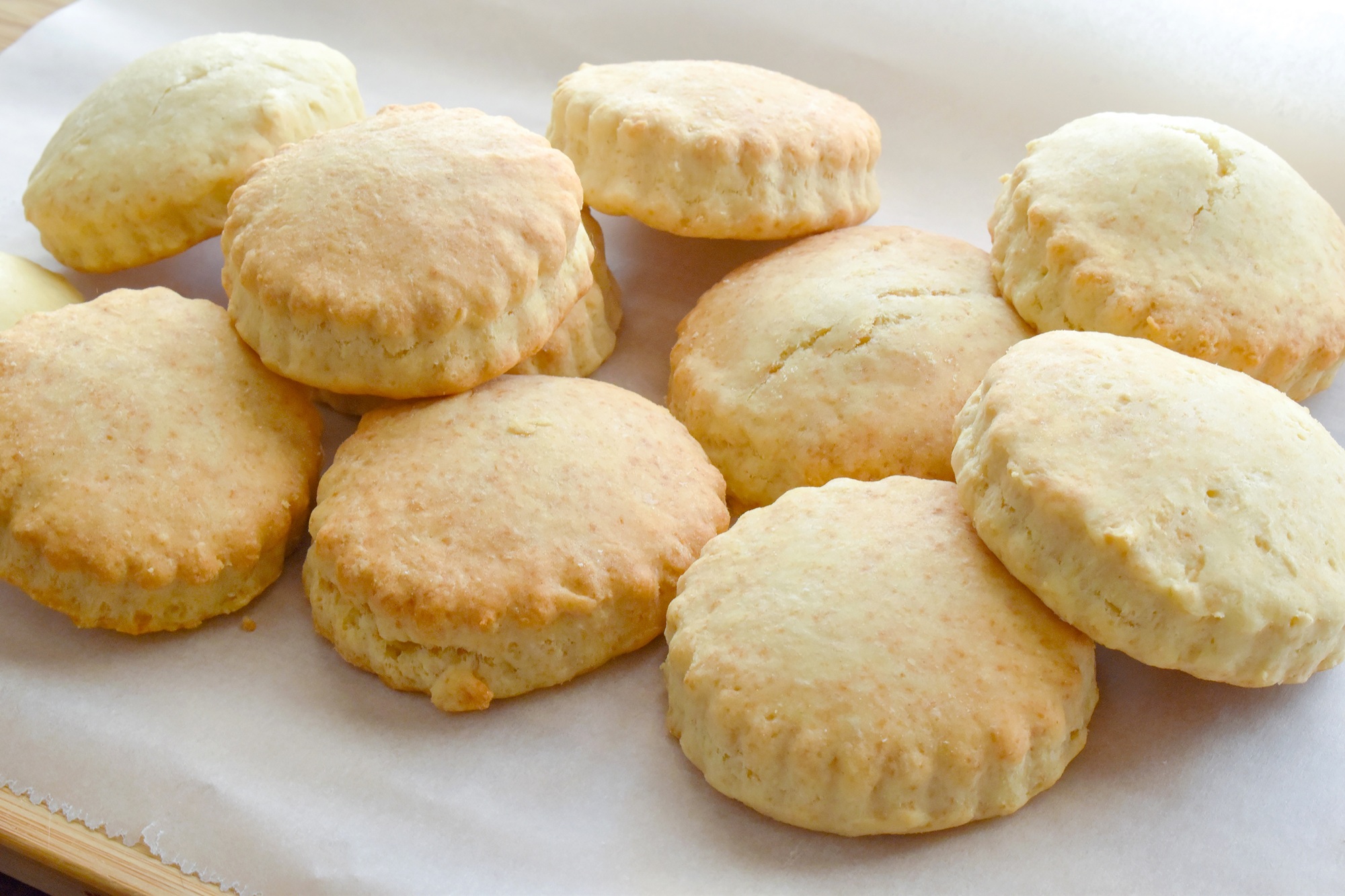 Scones dorés cuits dans l'airfryer avec confiture.
