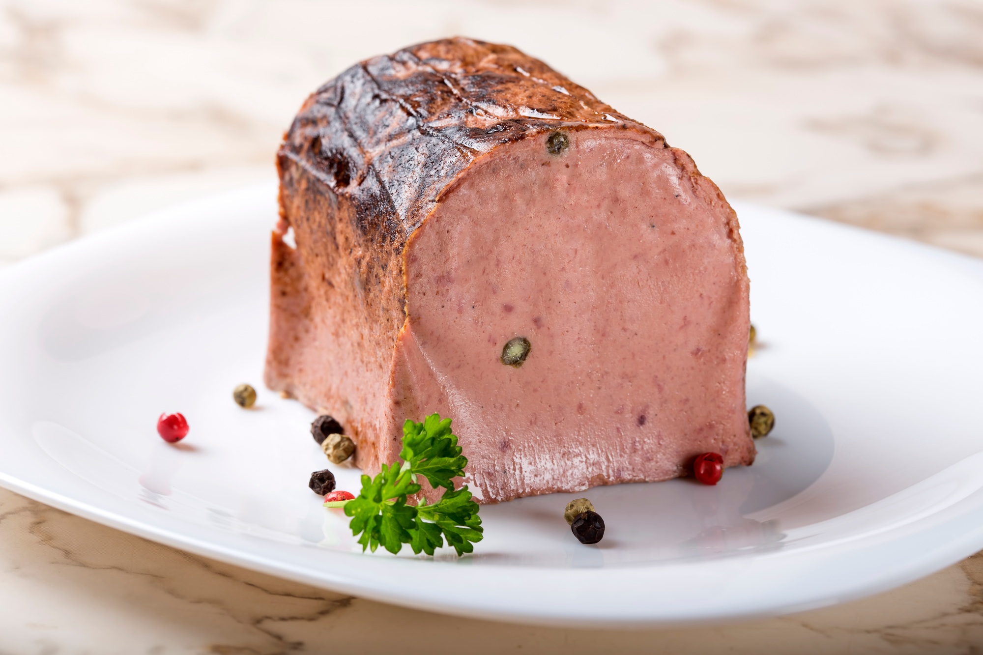 Terrine de foie dans l'airfryer servie avec du pain grillé.