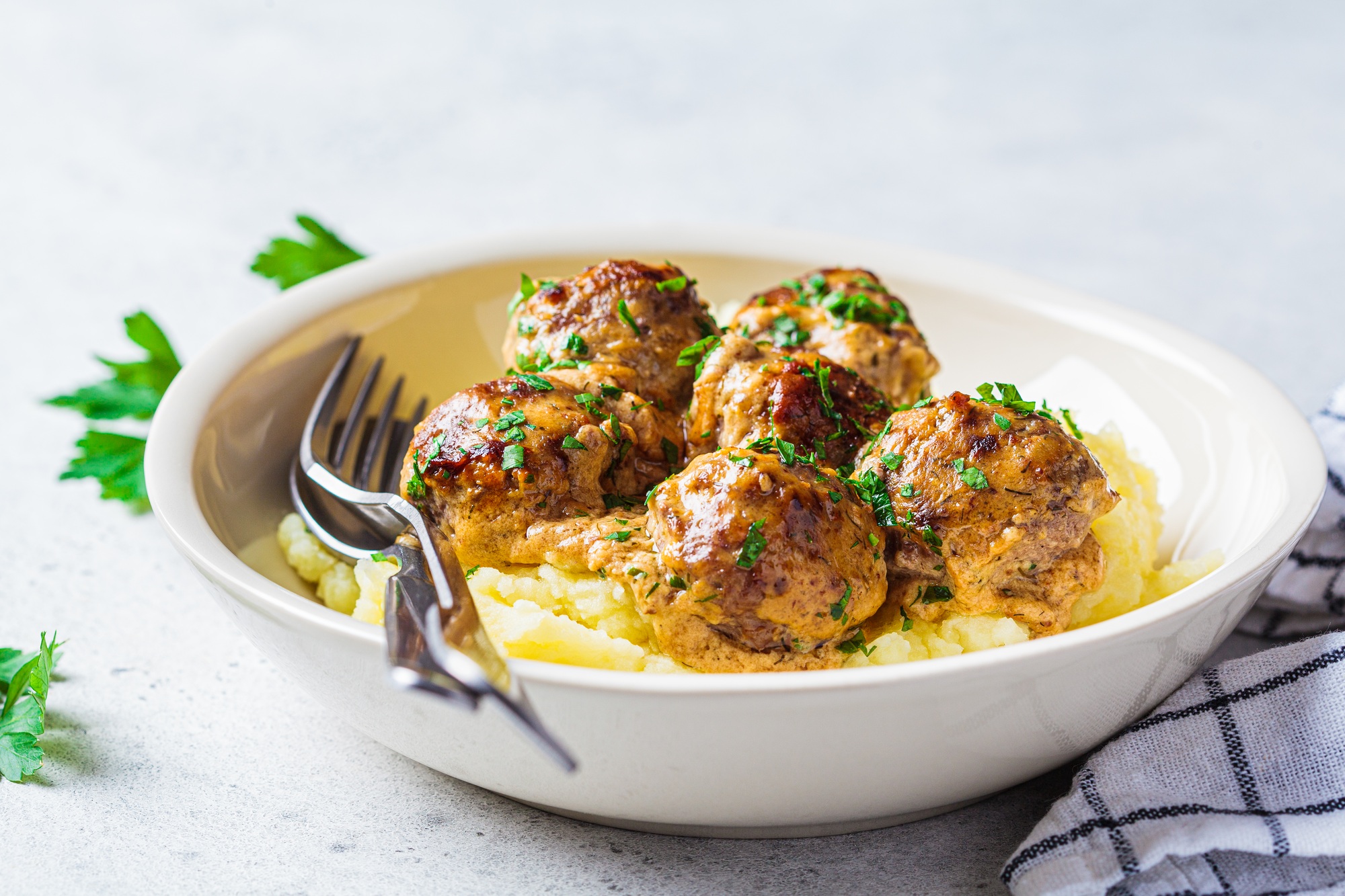 Boulettes de viande dorées et savoureuses sorties de l’airfryer.