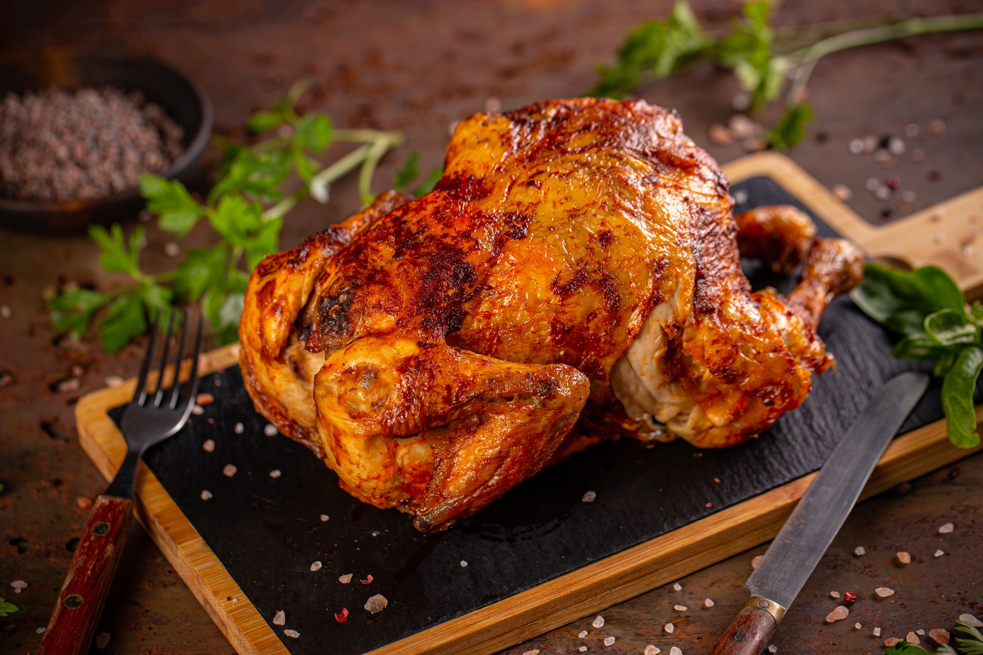 Poulet entier rôti et doré cuit dans une airfryer.